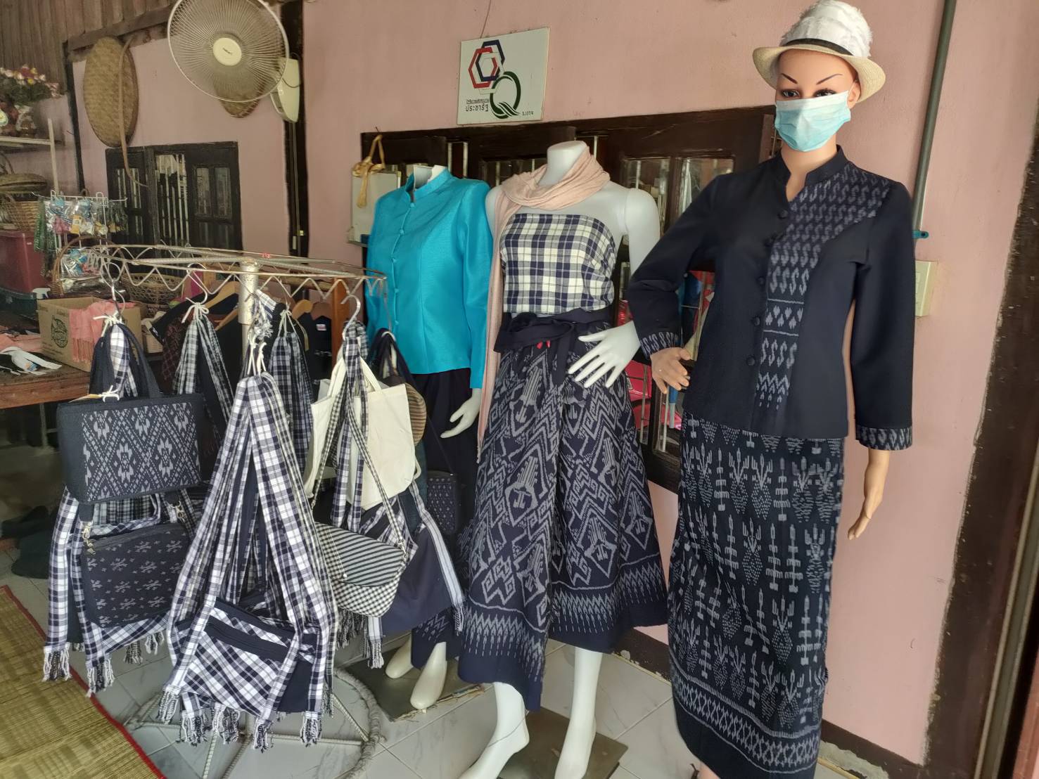 ?พช.ยโสธร ติดตามสนับสนุน การพัฒนาและยกระดับ กลุ่มผู้ผลิต ผู้ประกอบการ OTOP ประเภทผ้าและเครื่องแต่งกาย กลุ่มทอผ้ามัดหมี่ ผ้าพื้นเมือง บ้านห้องแซง หมู่ 18 ต.ห้องแซง และกลุ่มสัมมาชีพทอผ้าบ้านห้องแซงใต้ หมู่ 11 ต.ห้องแซง อ.เลิงนกทา