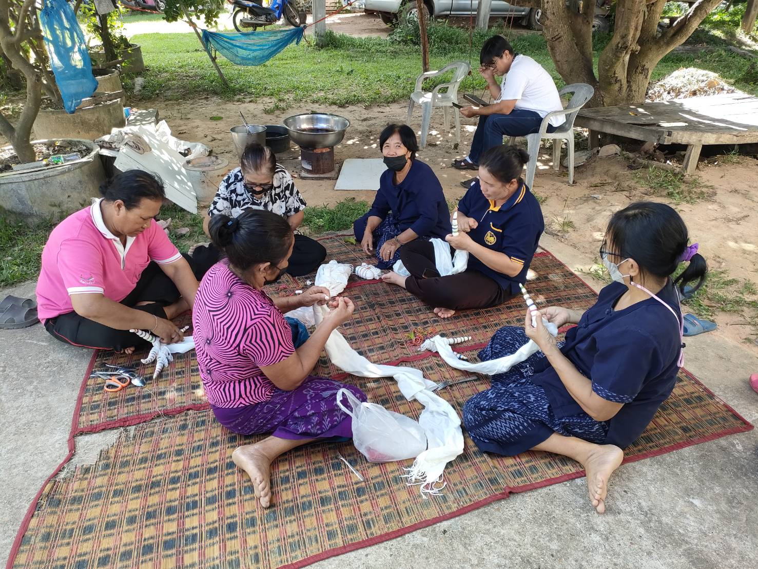 ?พช.ยโสธร ติดตามสนับสนุน การพัฒนาและยกระดับ กลุ่มผู้ผลิต ผู้ประกอบการ OTOP ประเภทผ้าและเครื่องแต่งกาย กลุ่มทอผ้ามัดหมี่ ผ้าพื้นเมือง บ้านห้องแซง หมู่ 18 ต.ห้องแซง และกลุ่มสัมมาชีพทอผ้าบ้านห้องแซงใต้ หมู่ 11 ต.ห้องแซง อ.เลิงนกทา