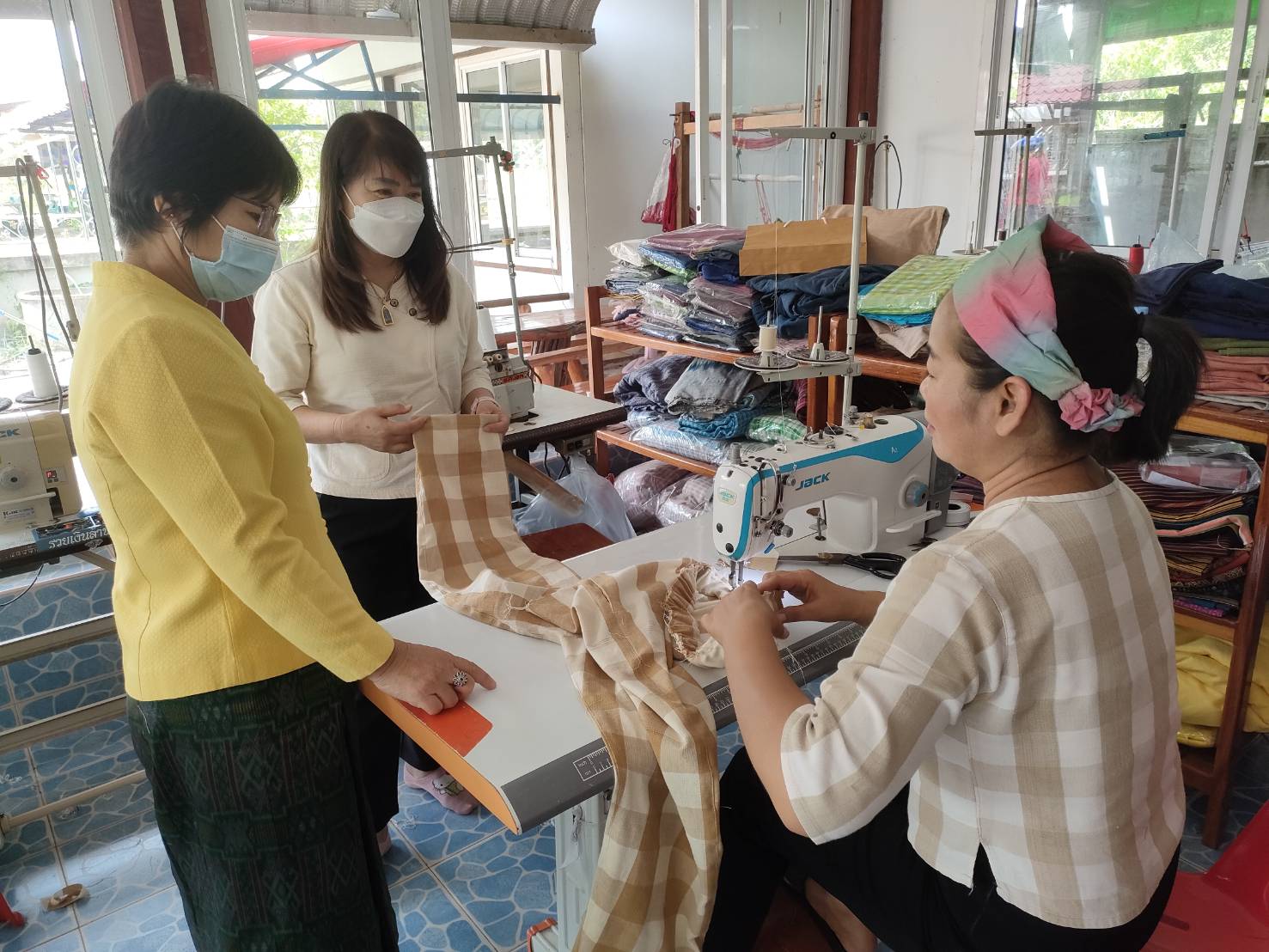 ?พช.ยโสธร ติดตามสนับสนุน การพัฒนาและยกระดับ กลุ่มผู้ผลิต ผู้ประกอบการ OTOP ประเภทผ้าและเครื่องแต่งกาย กลุ่มทอผ้านาสะแบง หมู่ 6 ต.โนนเปือย อ.กุดชุม และกลุ่ม otop กลุ่มแจ่วบองแม่จร ผลิตภัณฑ์ม่อนส้ม บ้านนาสะแบง ม.6 ต.โนนเปือย อ.กุดชุม