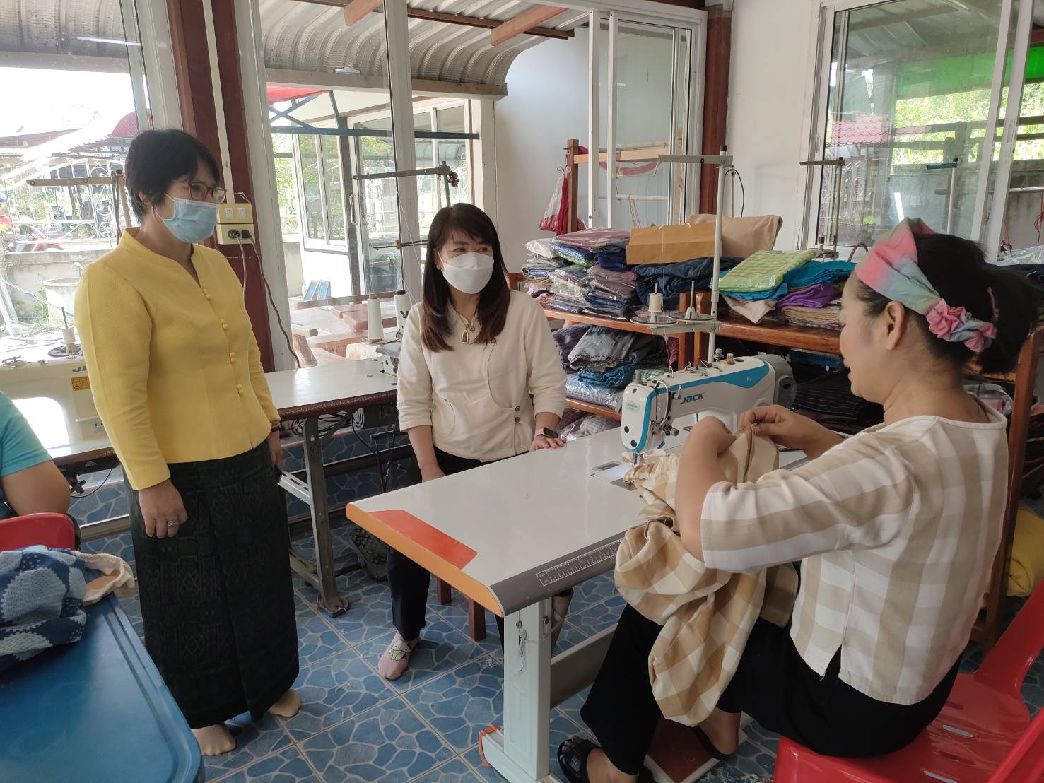 ?พช.ยโสธร ติดตามสนับสนุน การพัฒนาและยกระดับ กลุ่มผู้ผลิต ผู้ประกอบการ OTOP ประเภทผ้าและเครื่องแต่งกาย กลุ่มทอผ้านาสะแบง หมู่ 6 ต.โนนเปือย อ.กุดชุม และกลุ่ม otop กลุ่มแจ่วบองแม่จร ผลิตภัณฑ์ม่อนส้ม บ้านนาสะแบง ม.6 ต.โนนเปือย อ.กุดชุม