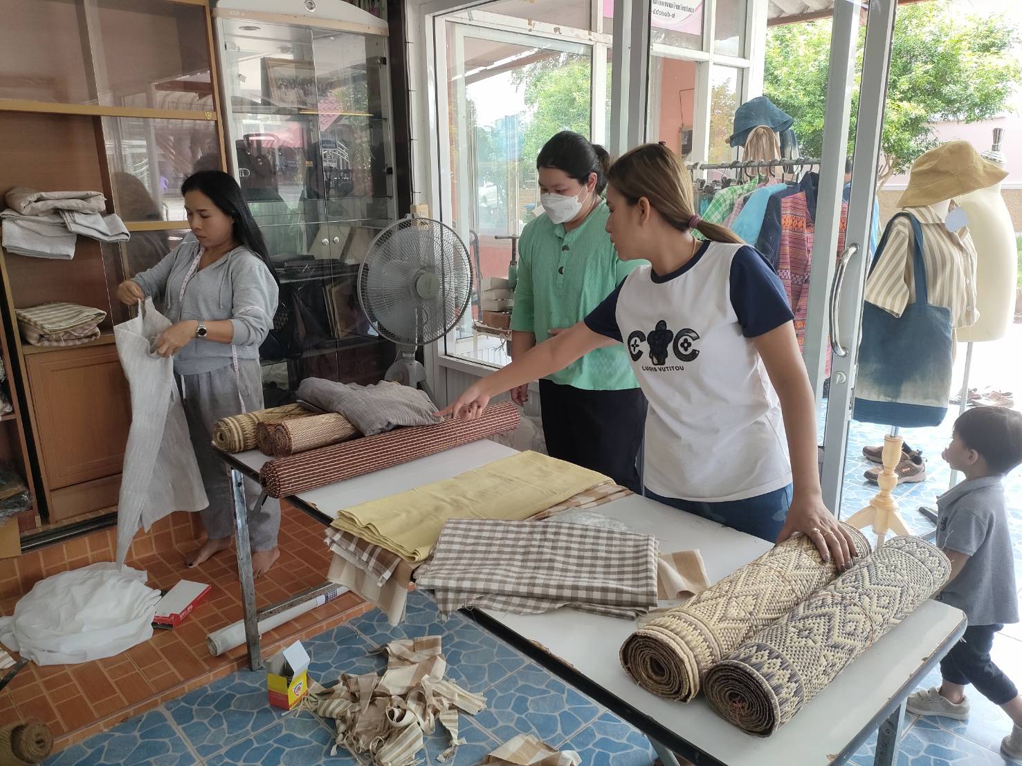 ?พช.ยโสธร ติดตามสนับสนุน การพัฒนาและยกระดับ กลุ่มผู้ผลิต ผู้ประกอบการ OTOP ประเภทผ้าและเครื่องแต่งกาย กลุ่มทอผ้านาสะแบง หมู่ 6 ต.โนนเปือย อ.กุดชุม และกลุ่ม otop กลุ่มแจ่วบองแม่จร ผลิตภัณฑ์ม่อนส้ม บ้านนาสะแบง ม.6 ต.โนนเปือย อ.กุดชุม