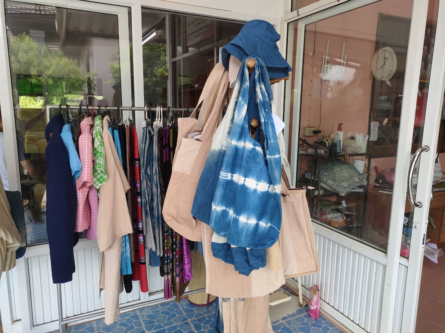 ?พช.ยโสธร ติดตามสนับสนุน การพัฒนาและยกระดับ กลุ่มผู้ผลิต ผู้ประกอบการ OTOP ประเภทผ้าและเครื่องแต่งกาย กลุ่มทอผ้านาสะแบง หมู่ 6 ต.โนนเปือย อ.กุดชุม และกลุ่ม otop กลุ่มแจ่วบองแม่จร ผลิตภัณฑ์ม่อนส้ม บ้านนาสะแบง ม.6 ต.โนนเปือย อ.กุดชุม