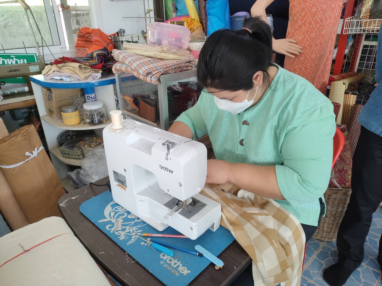 ?พช.ยโสธร ติดตามสนับสนุน การพัฒนาและยกระดับ กลุ่มผู้ผลิต ผู้ประกอบการ OTOP ประเภทผ้าและเครื่องแต่งกาย กลุ่มทอผ้านาสะแบง หมู่ 6 ต.โนนเปือย อ.กุดชุม และกลุ่ม otop กลุ่มแจ่วบองแม่จร ผลิตภัณฑ์ม่อนส้ม บ้านนาสะแบง ม.6 ต.โนนเปือย อ.กุดชุม