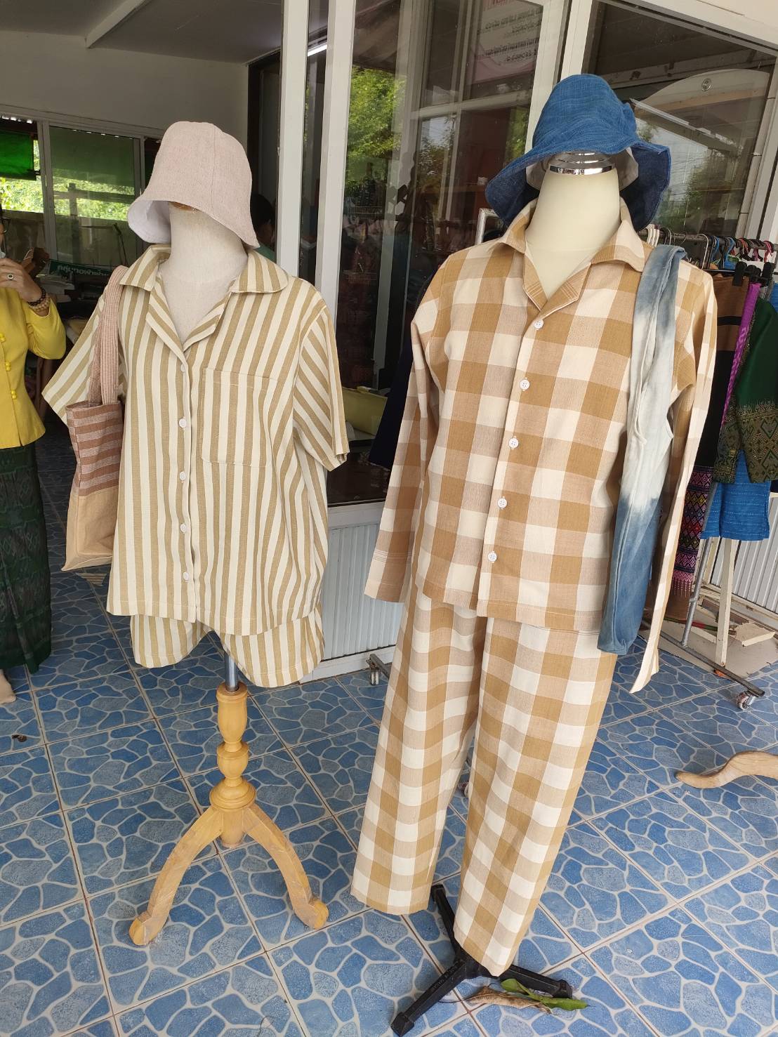 ?พช.ยโสธร ติดตามสนับสนุน การพัฒนาและยกระดับ กลุ่มผู้ผลิต ผู้ประกอบการ OTOP ประเภทผ้าและเครื่องแต่งกาย กลุ่มทอผ้านาสะแบง หมู่ 6 ต.โนนเปือย อ.กุดชุม และกลุ่ม otop กลุ่มแจ่วบองแม่จร ผลิตภัณฑ์ม่อนส้ม บ้านนาสะแบง ม.6 ต.โนนเปือย อ.กุดชุม