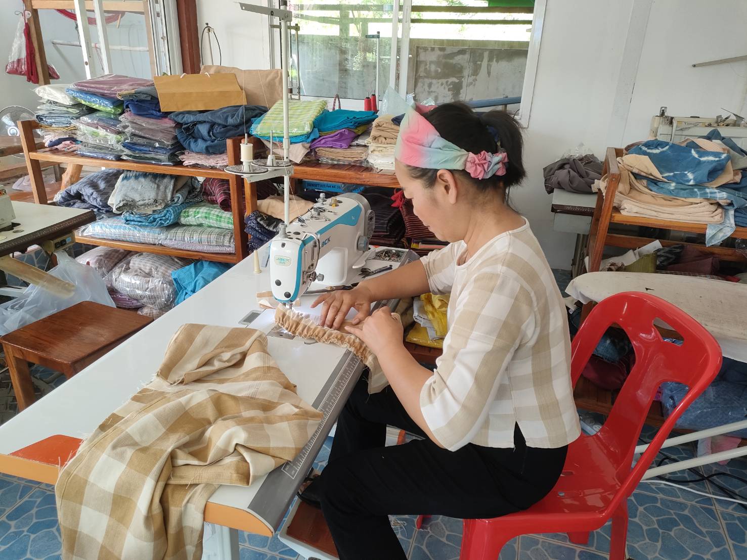 ?พช.ยโสธร ติดตามสนับสนุน การพัฒนาและยกระดับ กลุ่มผู้ผลิต ผู้ประกอบการ OTOP ประเภทผ้าและเครื่องแต่งกาย กลุ่มทอผ้านาสะแบง หมู่ 6 ต.โนนเปือย อ.กุดชุม และกลุ่ม otop กลุ่มแจ่วบองแม่จร ผลิตภัณฑ์ม่อนส้ม บ้านนาสะแบง ม.6 ต.โนนเปือย อ.กุดชุม