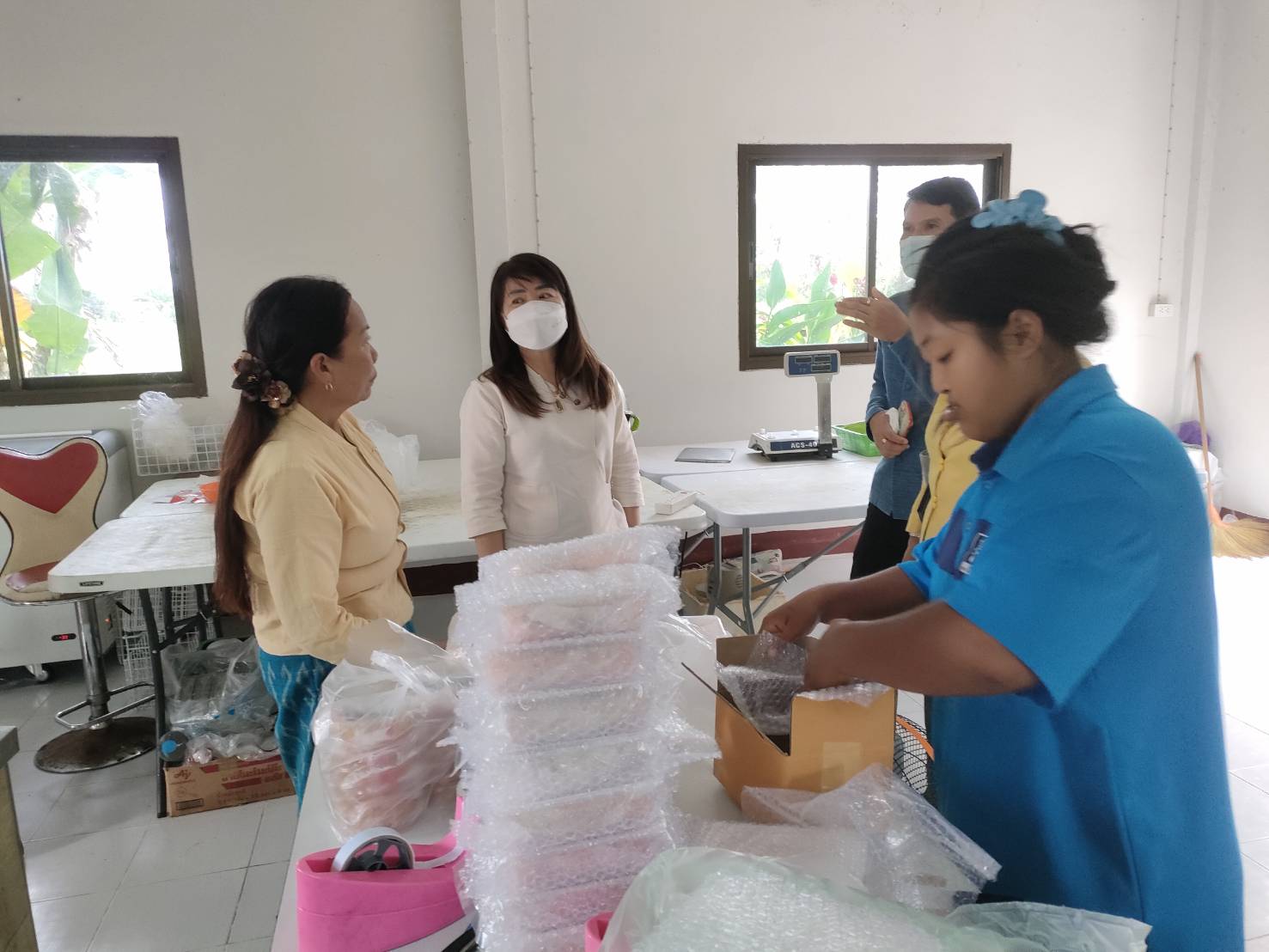 ?พช.ยโสธร ติดตามสนับสนุน การพัฒนาและยกระดับ กลุ่มผู้ผลิต ผู้ประกอบการ OTOP ประเภทผ้าและเครื่องแต่งกาย กลุ่มทอผ้านาสะแบง หมู่ 6 ต.โนนเปือย อ.กุดชุม และกลุ่ม otop กลุ่มแจ่วบองแม่จร ผลิตภัณฑ์ม่อนส้ม บ้านนาสะแบง ม.6 ต.โนนเปือย อ.กุดชุม