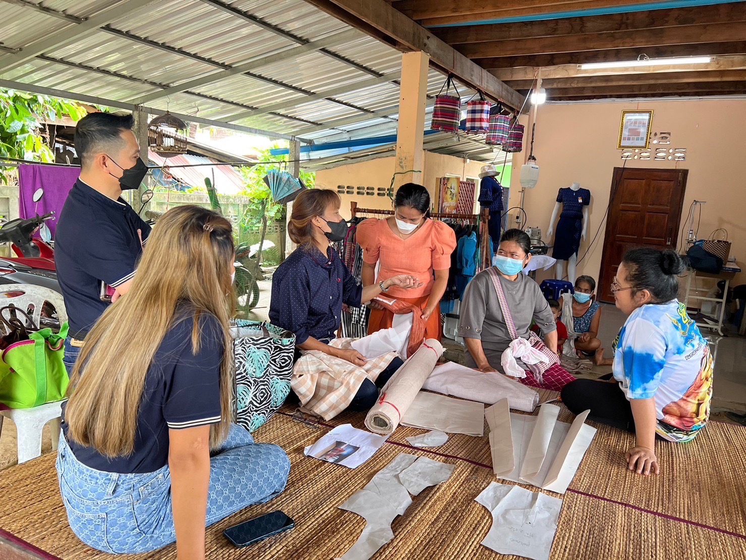 ?พช.ยโสธร ติดตามสนับสนุน การพัฒนาและยกระดับ กลุ่มผู้ผลิต ผู้ประกอบการ OTOP ประเภทผ้าและเครื่องแต่งกายกลุ่มจันท์ฉายผ้าไทยและกลุ่มวิสาหกิจชุมชนสหกรณ์บ้านม่วงกาซัง อำเภอเลิงนกทา