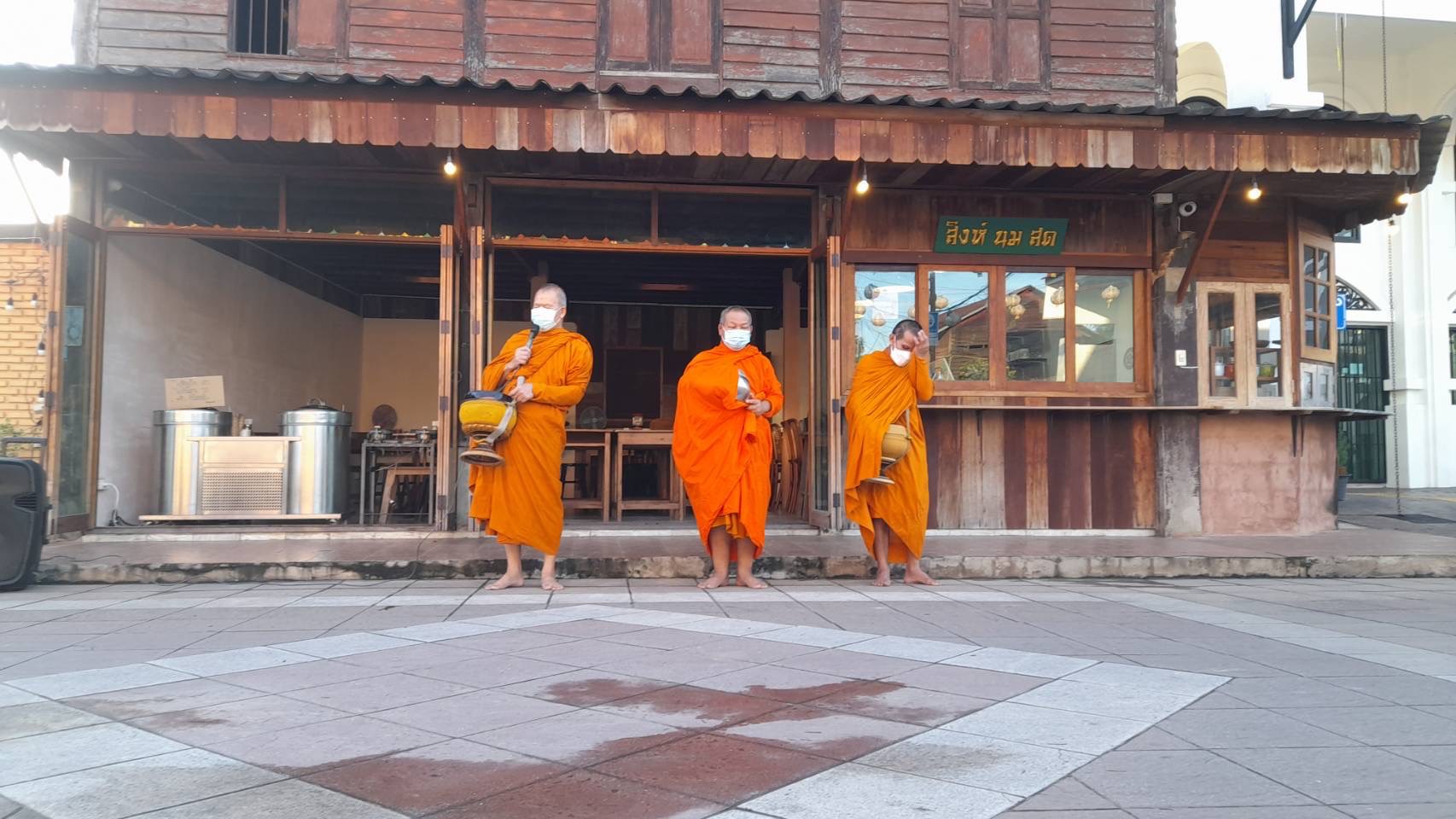 ?พช.ยโสธรร่วมทำบุญตักบาตรย้อนยุค และร่วมกันสวมใส่ผ้าไทยสีฟ้า  (สีประจำจังหวัดยโสธร) ตามโครงการ “ผ้าไทยใส่ให้สนุก”