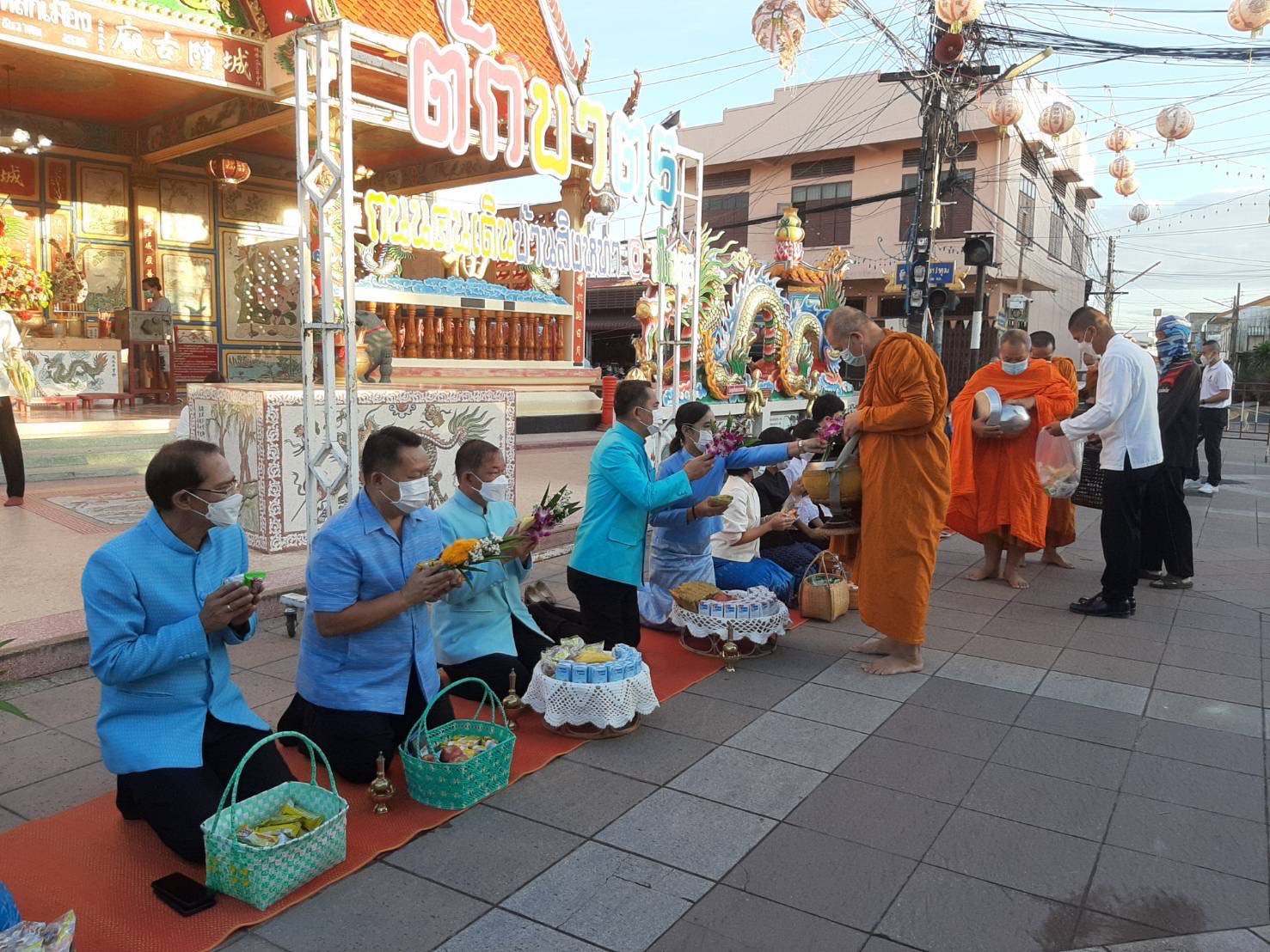 ?พช.ยโสธรร่วมทำบุญตักบาตรย้อนยุค และร่วมกันสวมใส่ผ้าไทยสีฟ้า  (สีประจำจังหวัดยโสธร) ตามโครงการ “ผ้าไทยใส่ให้สนุก”