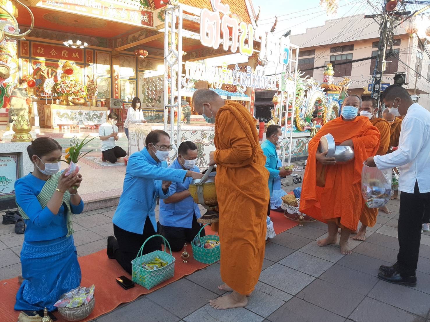 ?พช.ยโสธรร่วมทำบุญตักบาตรย้อนยุค และร่วมกันสวมใส่ผ้าไทยสีฟ้า  (สีประจำจังหวัดยโสธร) ตามโครงการ “ผ้าไทยใส่ให้สนุก”