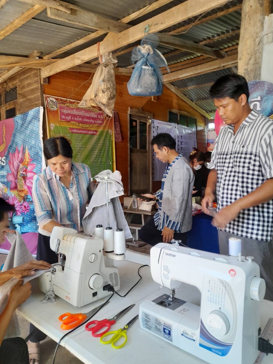 ?พช.ยโสธร ติดตามสนับสนุน การพัฒนาและยกระดับ กลุ่มผู้ผลิต ผู้ประกอบการ OTOP ประเภทผ้าและเครื่องแต่งกาย กลุ่มทอผ้ามัดหมี่บ้านนาเฮือง อำเภอไทยเจริญและกลุ่มสตรีทอผ้าบ้านหนองเรือ อำเภอเมืองยโสธร