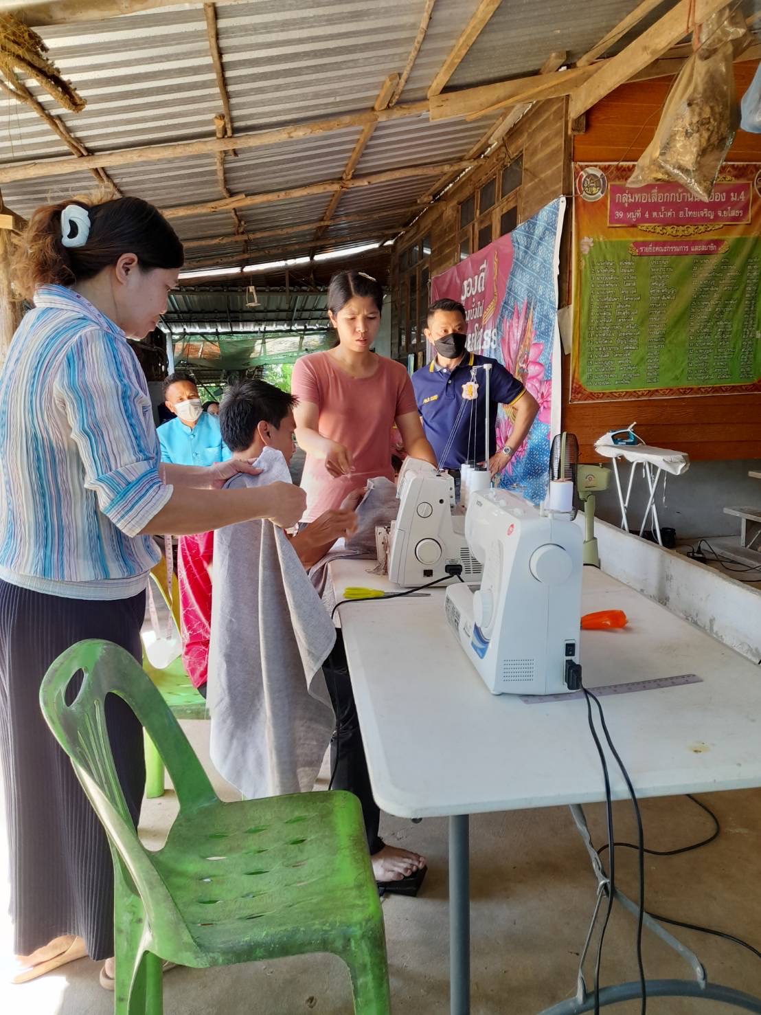 ?พช.ยโสธร ติดตามสนับสนุน การพัฒนาและยกระดับ กลุ่มผู้ผลิต ผู้ประกอบการ OTOP ประเภทผ้าและเครื่องแต่งกาย กลุ่มทอผ้ามัดหมี่บ้านนาเฮือง อำเภอไทยเจริญและกลุ่มสตรีทอผ้าบ้านหนองเรือ อำเภอเมืองยโสธร