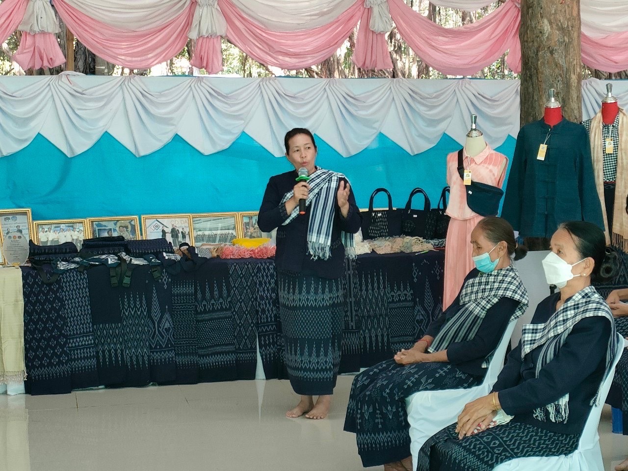 ?พช.ยโสธร ลงพื้นที่คัดเลือกกลุ่มผู้ผลิต ผู้ประกอบการ OTOP ตามโครงการ ส่งเสริมผลิตภัณฑ์ด้านการท่องเที่ยว กิจกรรมหลัก พัฒนายกระดับคุณภาพผ้าทอ