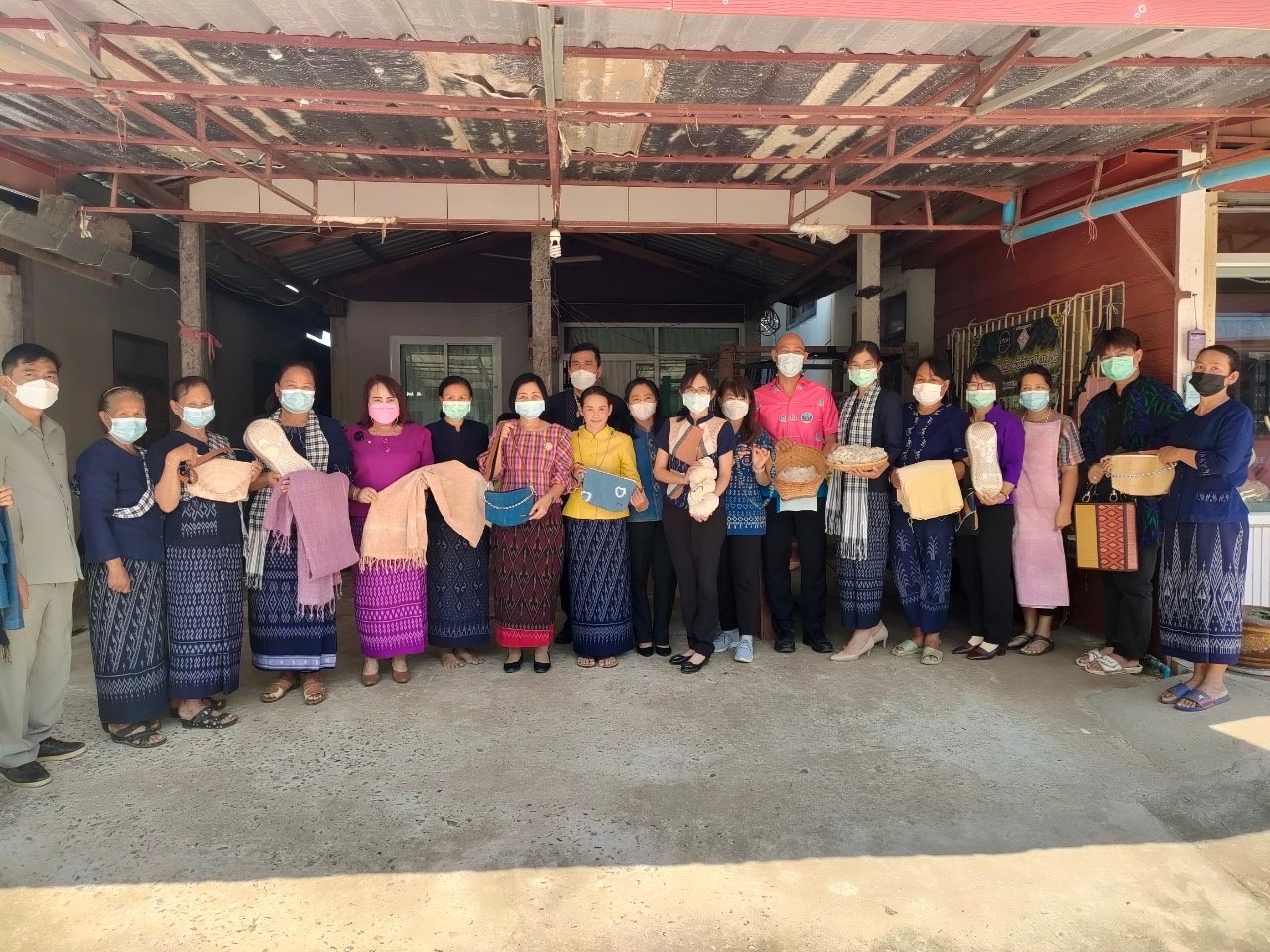 ?พช.ยโสธร ลงพื้นที่คัดเลือกกลุ่มผู้ผลิต ผู้ประกอบการ OTOP ตามโครงการ ส่งเสริมผลิตภัณฑ์ด้านการท่องเที่ยว กิจกรรมหลัก พัฒนายกระดับคุณภาพผ้าทอ