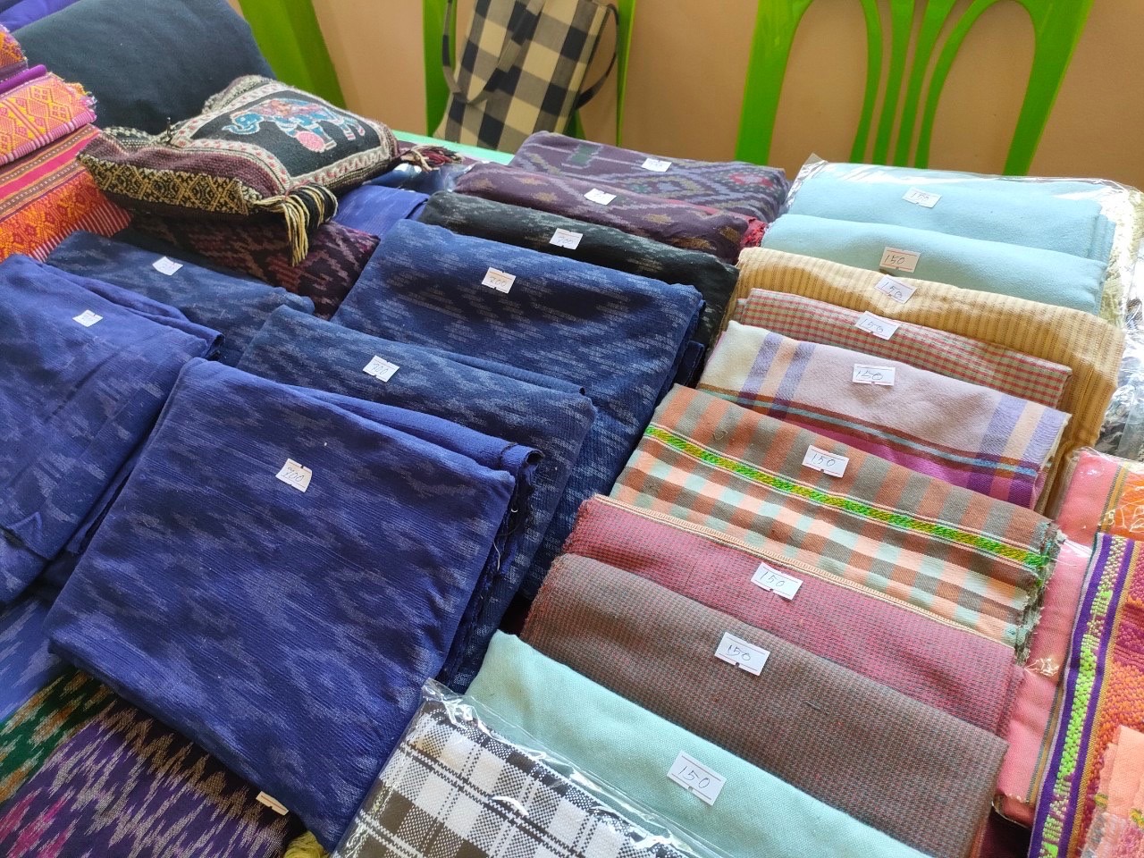 พช.ยโสธร ลงพื้นที่คัดเลือกกลุ่มผู้ผลิต ผู้ประกอบการ OTOP ตามโครงการ ส่งเสริมผลิตภัณฑ์ด้านการท่องเที่ยว กิจกรรมหลัก พัฒนายกระดับคุณภาพผ้าทอ