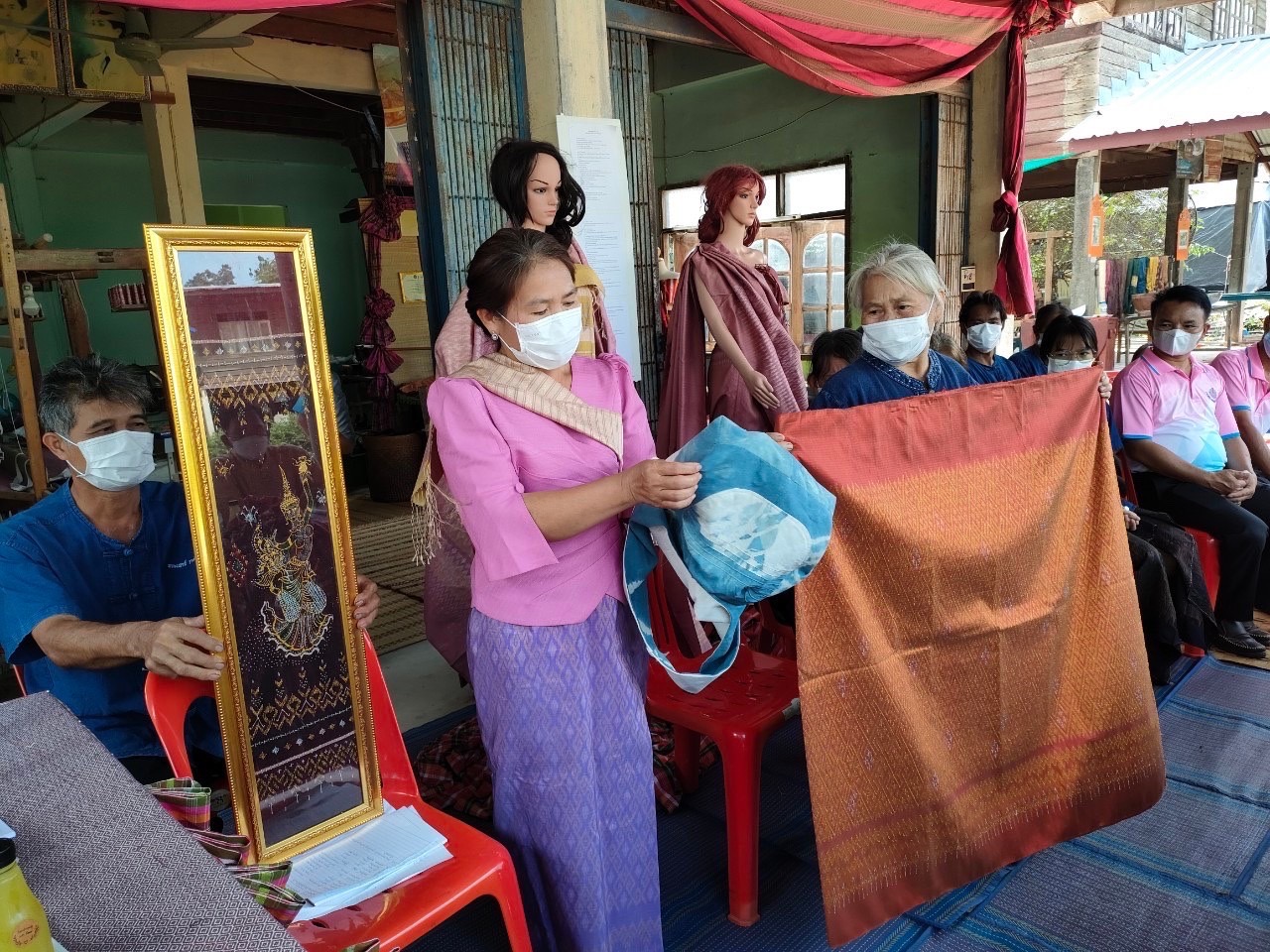 พช.ยโสธร ลงพื้นที่คัดเลือกกลุ่มผู้ผลิต ผู้ประกอบการ OTOP ตามโครงการ ส่งเสริมผลิตภัณฑ์ด้านการท่องเที่ยว กิจกรรมหลัก พัฒนายกระดับคุณภาพผ้าทอ