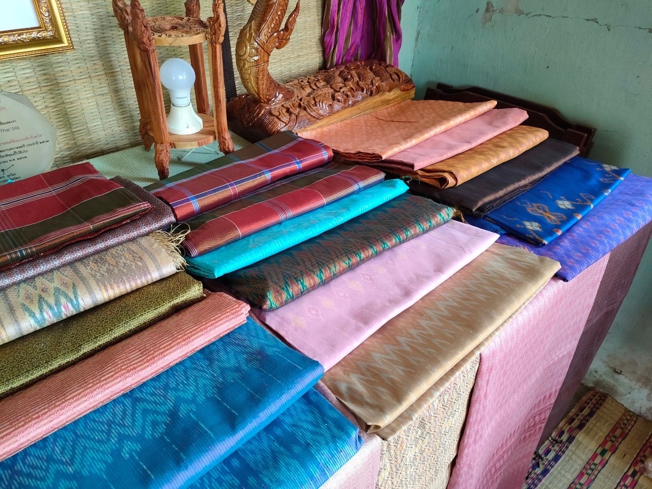 พช.ยโสธร ลงพื้นที่คัดเลือกกลุ่มผู้ผลิต ผู้ประกอบการ OTOP ตามโครงการ ส่งเสริมผลิตภัณฑ์ด้านการท่องเที่ยว กิจกรรมหลัก พัฒนายกระดับคุณภาพผ้าทอ