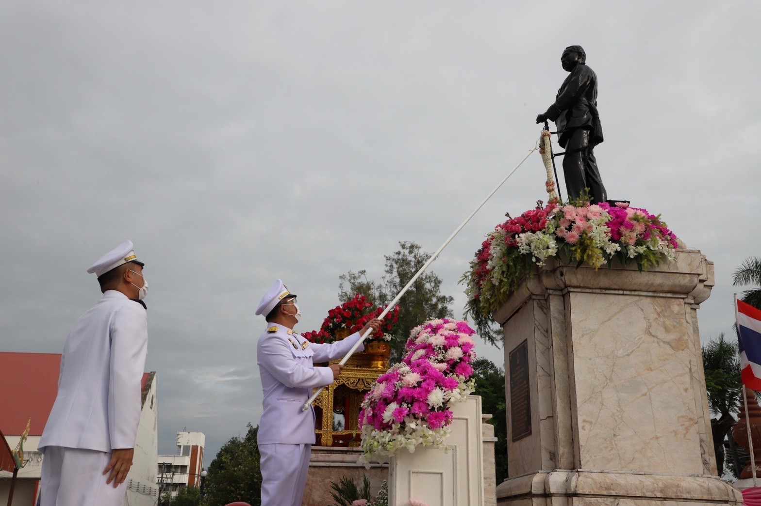พช. ยโสธร ร่วมพิธีวางพวงมาลาถวายราชสักการะพระบรมราชานุสาวรีย์ พระบาทสมเด็จพระจุลจอมเกล้าเจ้าอยู่หัว ในวันปิยมหาราช