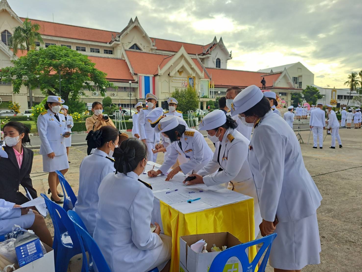 พช. ยโสธร ร่วมพิธีวางพวงมาลาถวายราชสักการะพระบรมราชานุสาวรีย์ พระบาทสมเด็จพระจุลจอมเกล้าเจ้าอยู่หัว ในวันปิยมหาราช