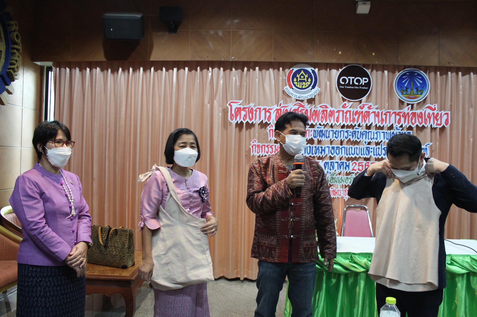 ?พช.ยโสธร เดินหน้าขับเคลื่อนเศรษฐกิจฐานราก เพิ่มศักยภาพ พัฒนายกระดับคุณภาพผ้าทอ ผู้ผลิตผู้ประกอบการ OTOP จังหวัดยโสธร