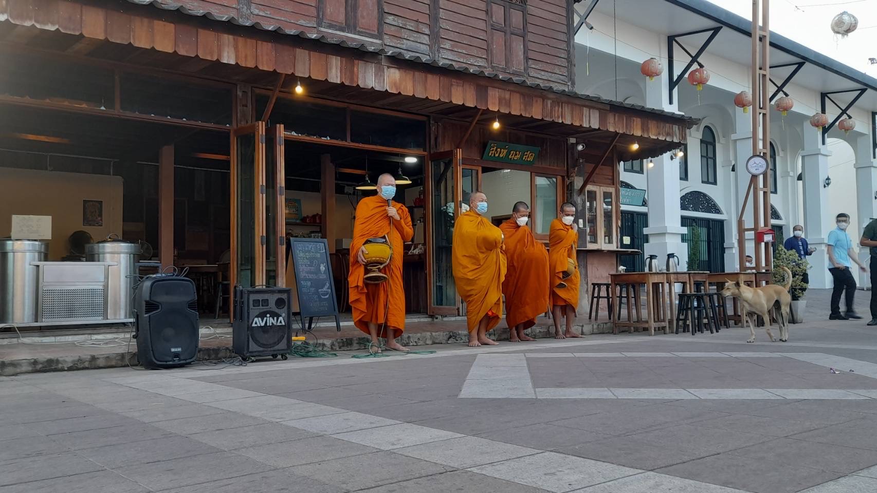 ?พช.ยโสธรร่วมทำบุญตักบาตรย้อนยุค และร่วมกันสวมใส่ผ้าไทยสีฟ้า (สีประจำจังหวัดยโสธร) ตามโครงการ “ผ้าไทยใส่ให้สนุก”