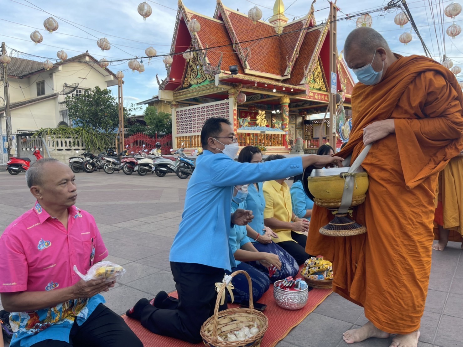 ?พช.ยโสธรร่วมทำบุญตักบาตรย้อนยุค และร่วมกันสวมใส่ผ้าไทยสีฟ้า (สีประจำจังหวัดยโสธร) ตามโครงการ “ผ้าไทยใส่ให้สนุก”