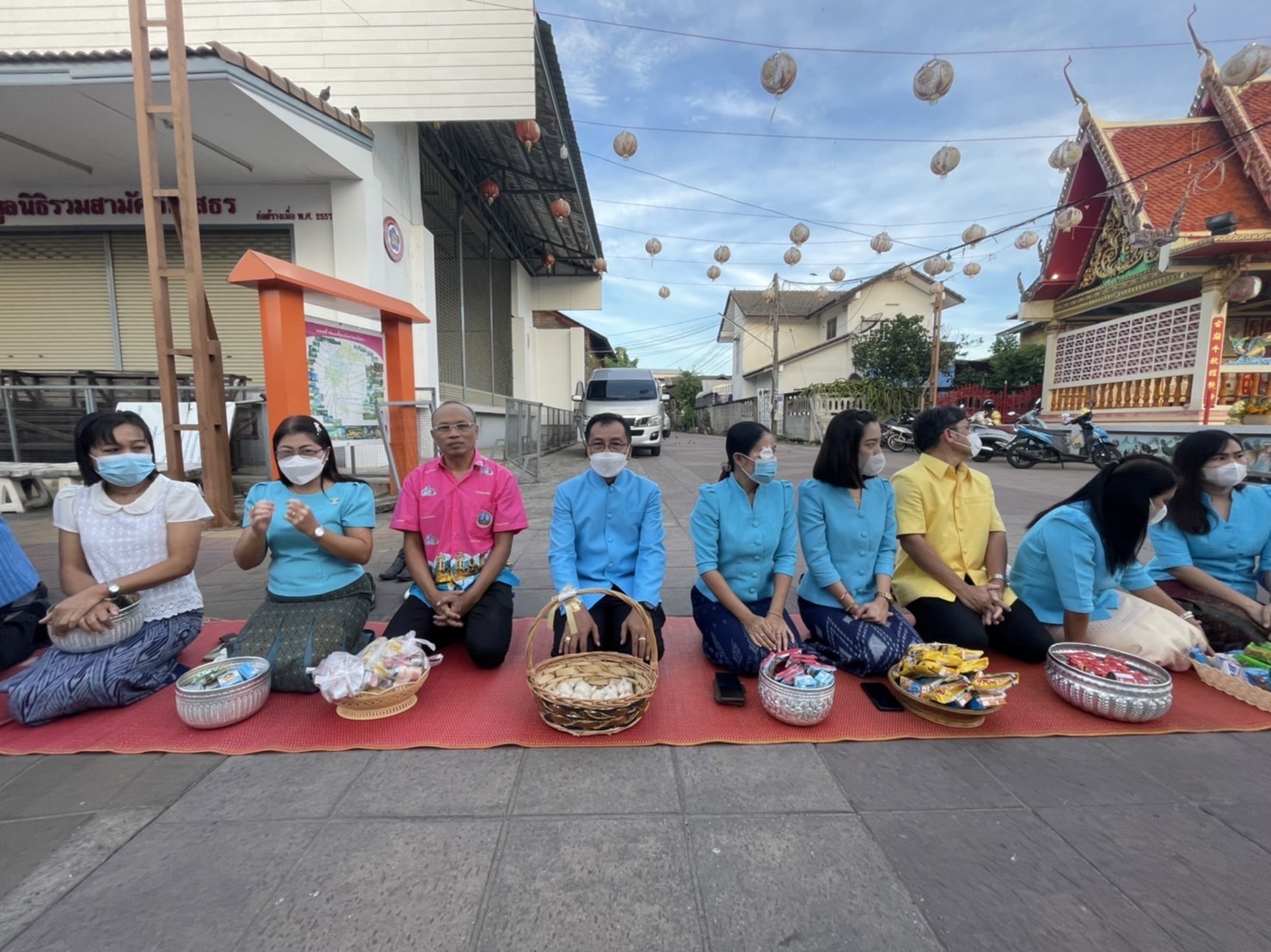 ?พช.ยโสธรร่วมทำบุญตักบาตรย้อนยุค และร่วมกันสวมใส่ผ้าไทยสีฟ้า (สีประจำจังหวัดยโสธร) ตามโครงการ “ผ้าไทยใส่ให้สนุก”