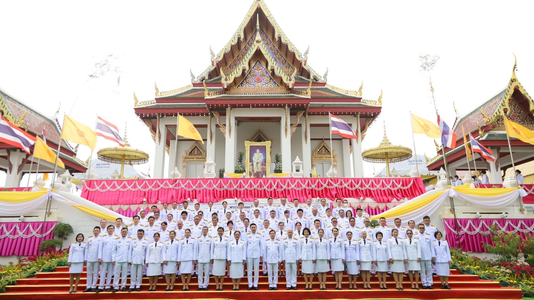 ?พช.ยโสธรร่วมพิธี ถวายผ้าพระกฐินพระราชทาน พระบาทสมเด็จพระเจ้าอยู่หัว ทรงพระกรุณาโปรดเกล้าฯ พระราชทานผ้าพระกฐิน ให้นายอรรษิษฐ์ สัมพันธรัตน์ อธิบดีกรมการพัฒนาชุมชน นำไปถวายพระสงฆ์จำพรรษากาลถ้วนไตรมาส วัดเจษฎาราม พระอารามหลวง จังหวัดสมุทรสาคร
