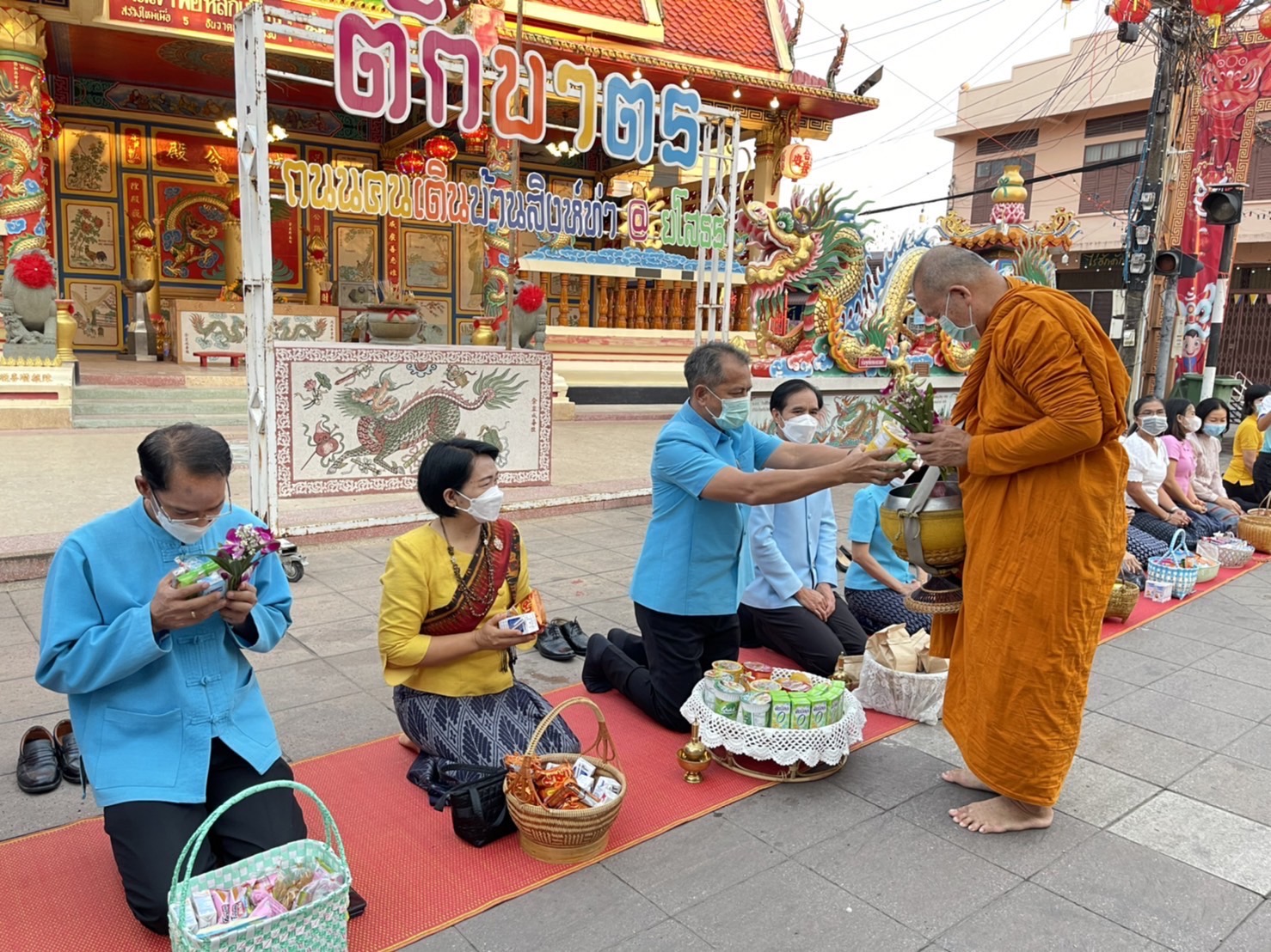 ?พช.ยโสธรร่วมทำบุญตักบาตรย้อนยุค และร่วมกันสวมใส่ผ้าไทยสีฟ้า