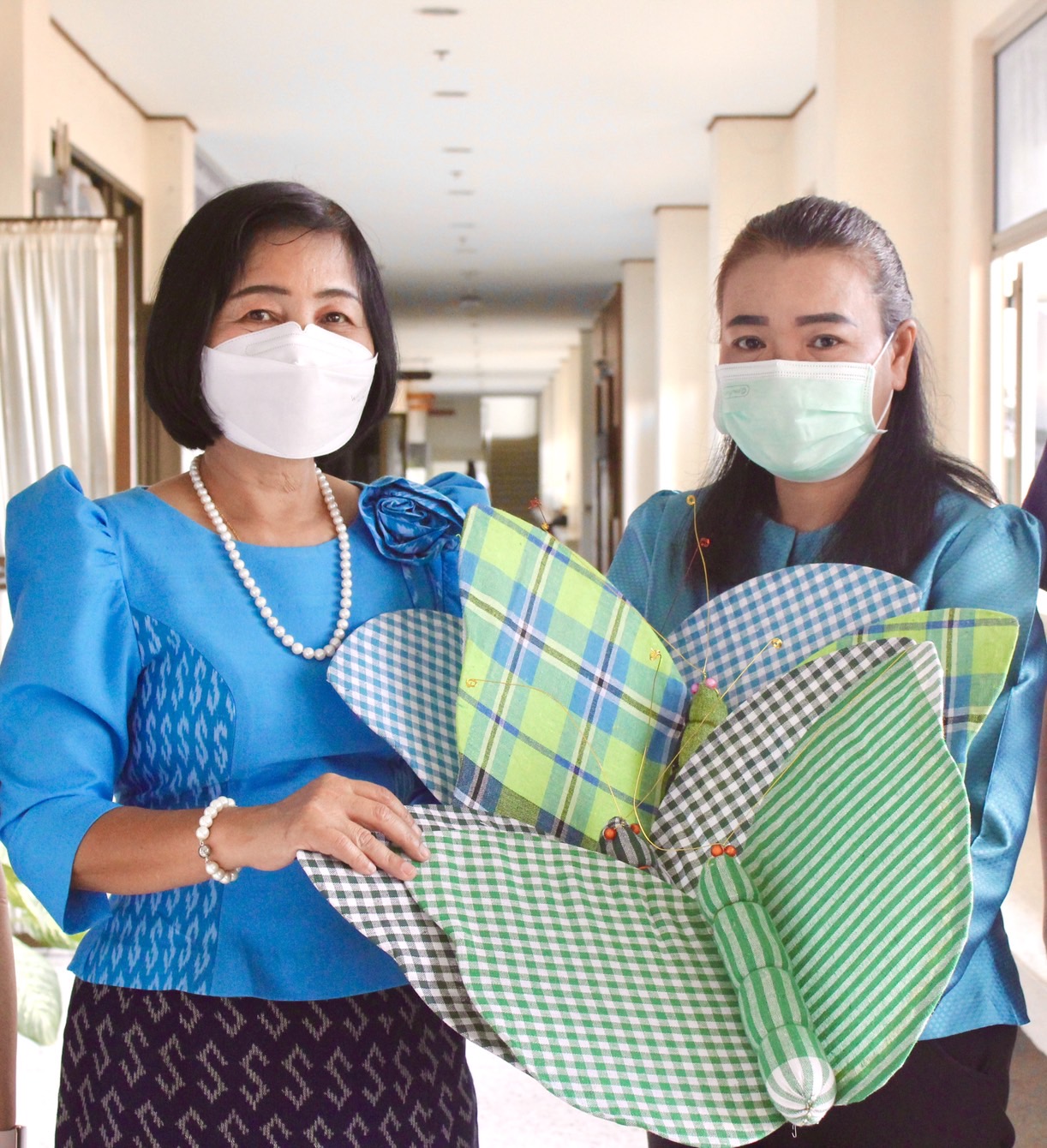 ?พช.ยโสธร รับมอบผีเสื้อประดิษฐ์จากผ้าไทยเพื่อนำไปสนับสนุนการออกร้านกาชาดของสมาคมแม่บ้านมหาดไทย