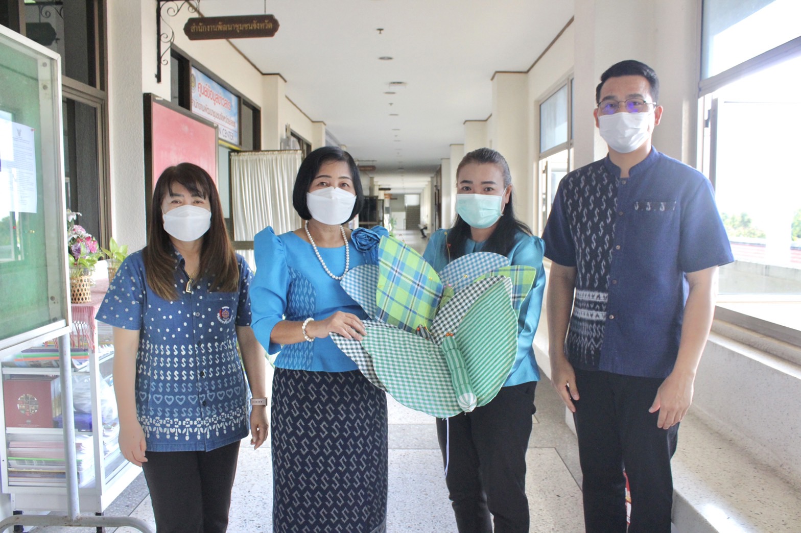 ?พช.ยโสธร รับมอบผีเสื้อประดิษฐ์จากผ้าไทยเพื่อนำไปสนับสนุนการออกร้านกาชาดของสมาคมแม่บ้านมหาดไทย