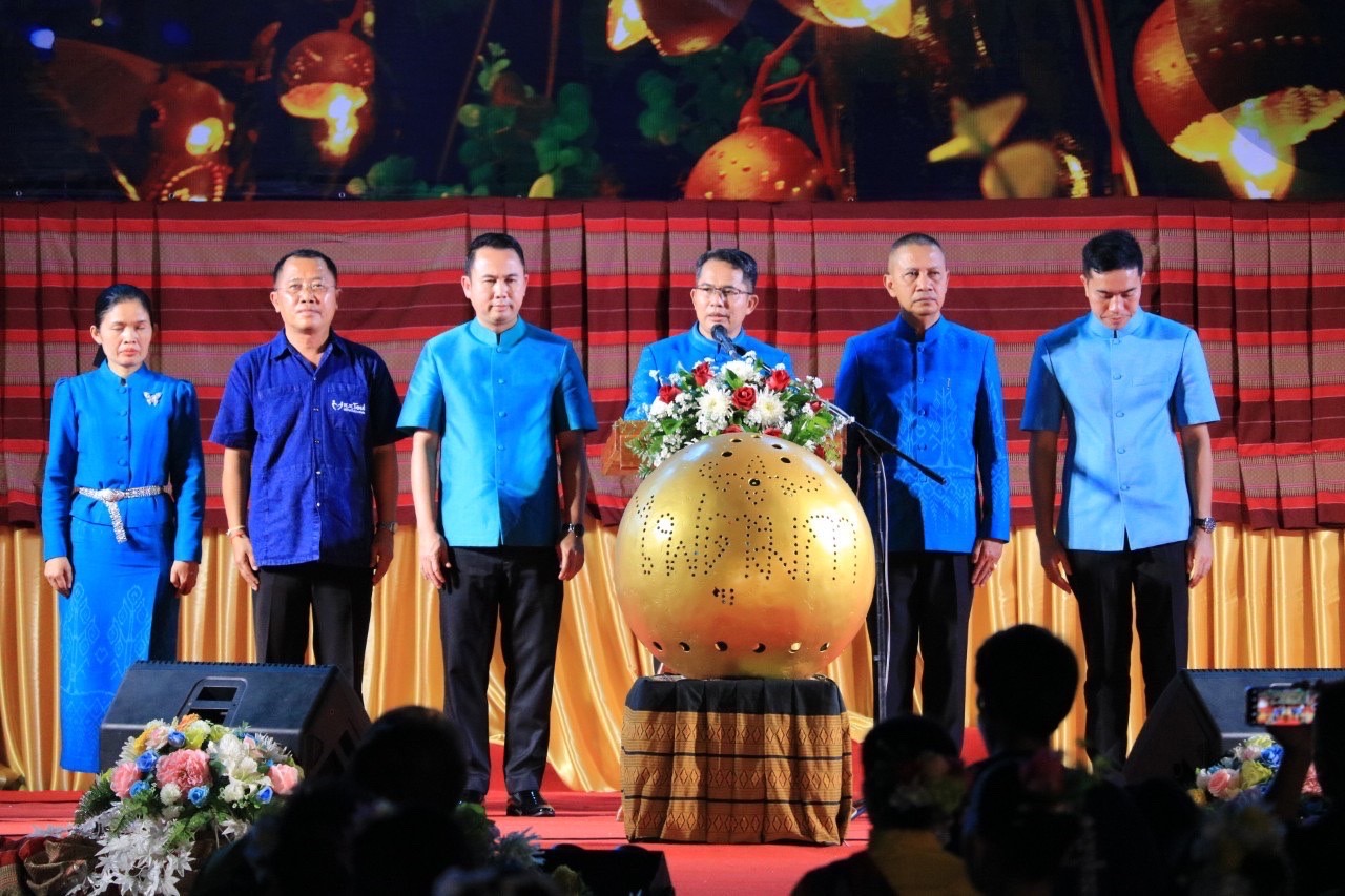 ?พช.ยโสธร ร่วมพิธีเปิดและเดินแบบชุดผ้าไทยลายตูมกาในงานเทศกาล “จุดไฟตูมกา ยโสธร”ประจำปี 2565