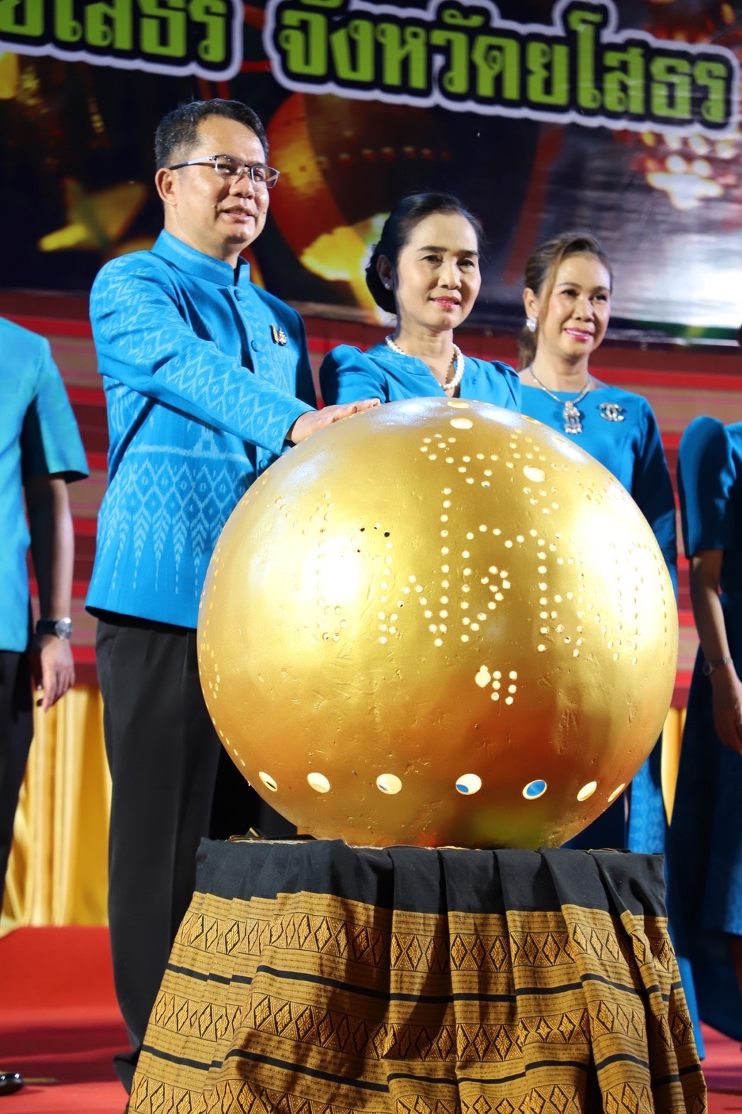 ?พช.ยโสธร ร่วมพิธีเปิดและเดินแบบชุดผ้าไทยลายตูมกาในงานเทศกาล “จุดไฟตูมกา ยโสธร”ประจำปี 2565