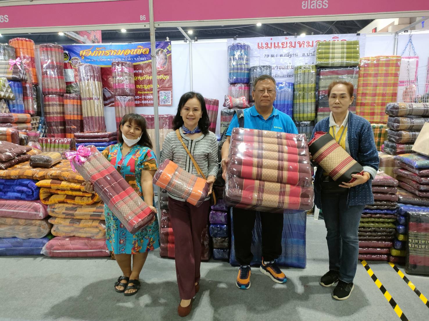 พ่อเมืองยโสธร ติดตามให้กำลังใจผู้ผลิต ผู้ประกอบการ OTOP ยโสธรที่ร่วมจำหน่ายสินค้า ในงาน OTOP City 2022 “มอบความสุขจากภูมิปัญญา ส่งต่อคุณค่าจากฝีมือคนไทย”