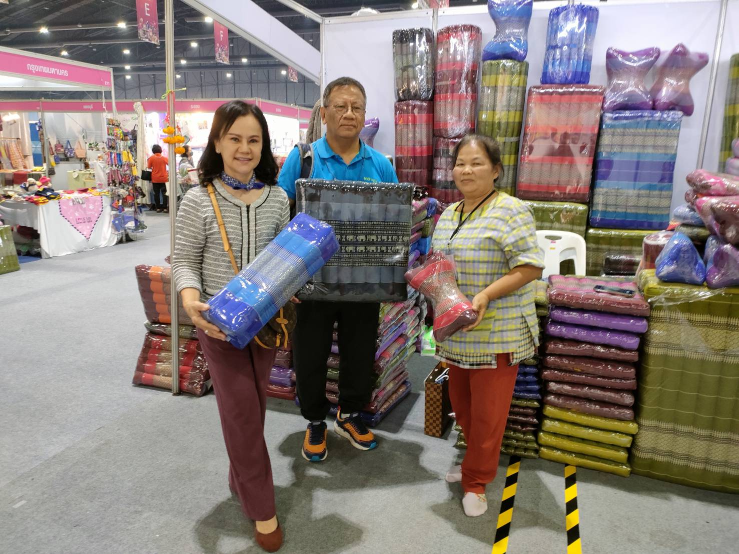 พ่อเมืองยโสธร ติดตามให้กำลังใจผู้ผลิต ผู้ประกอบการ OTOP ยโสธรที่ร่วมจำหน่ายสินค้า ในงาน OTOP City 2022 “มอบความสุขจากภูมิปัญญา ส่งต่อคุณค่าจากฝีมือคนไทย”