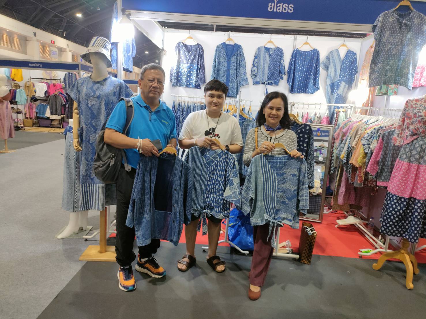 พ่อเมืองยโสธร ติดตามให้กำลังใจผู้ผลิต ผู้ประกอบการ OTOP ยโสธรที่ร่วมจำหน่ายสินค้า ในงาน OTOP City 2022 “มอบความสุขจากภูมิปัญญา ส่งต่อคุณค่าจากฝีมือคนไทย”