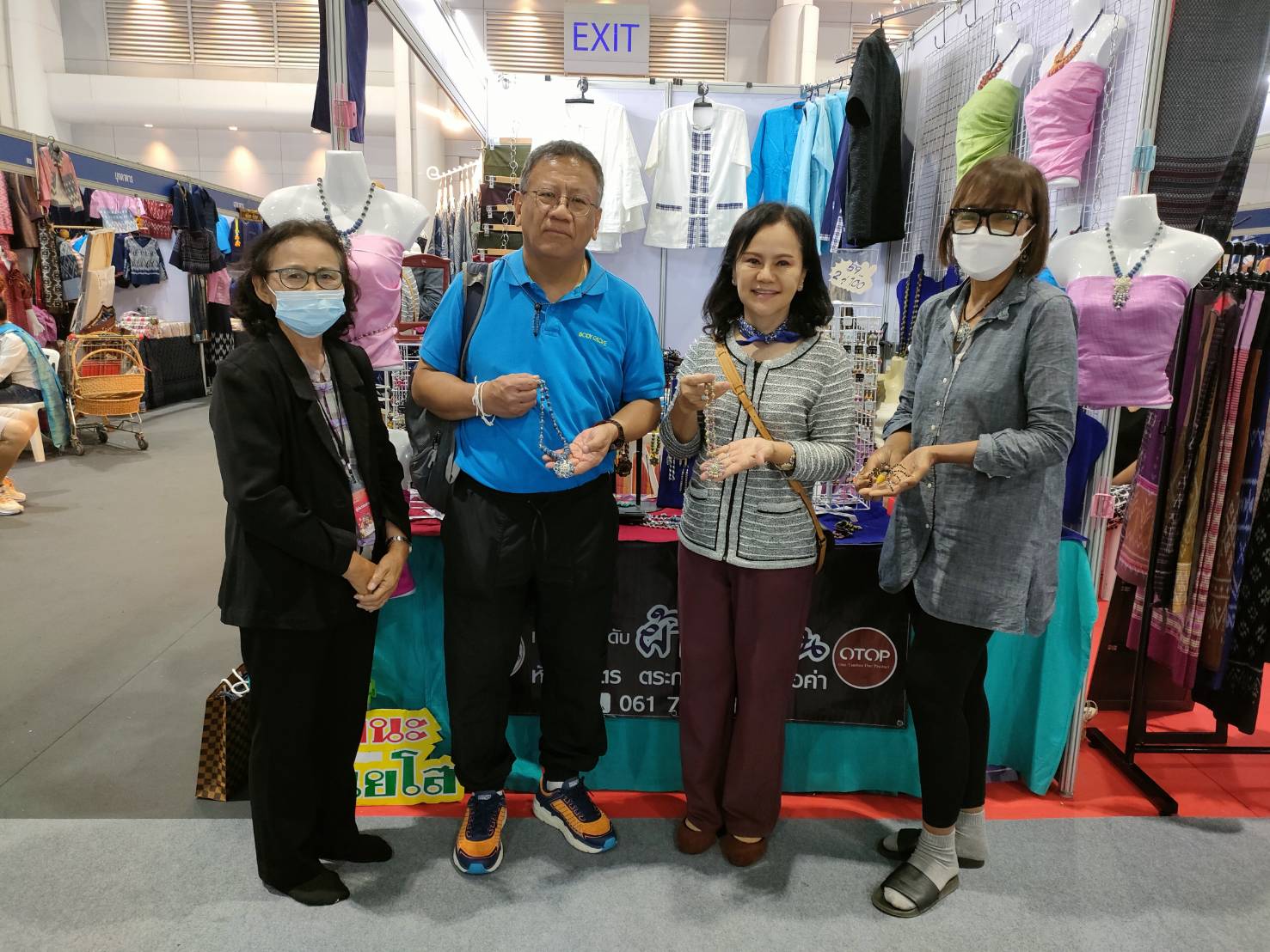 พ่อเมืองยโสธร ติดตามให้กำลังใจผู้ผลิต ผู้ประกอบการ OTOP ยโสธรที่ร่วมจำหน่ายสินค้า ในงาน OTOP City 2022 “มอบความสุขจากภูมิปัญญา ส่งต่อคุณค่าจากฝีมือคนไทย”