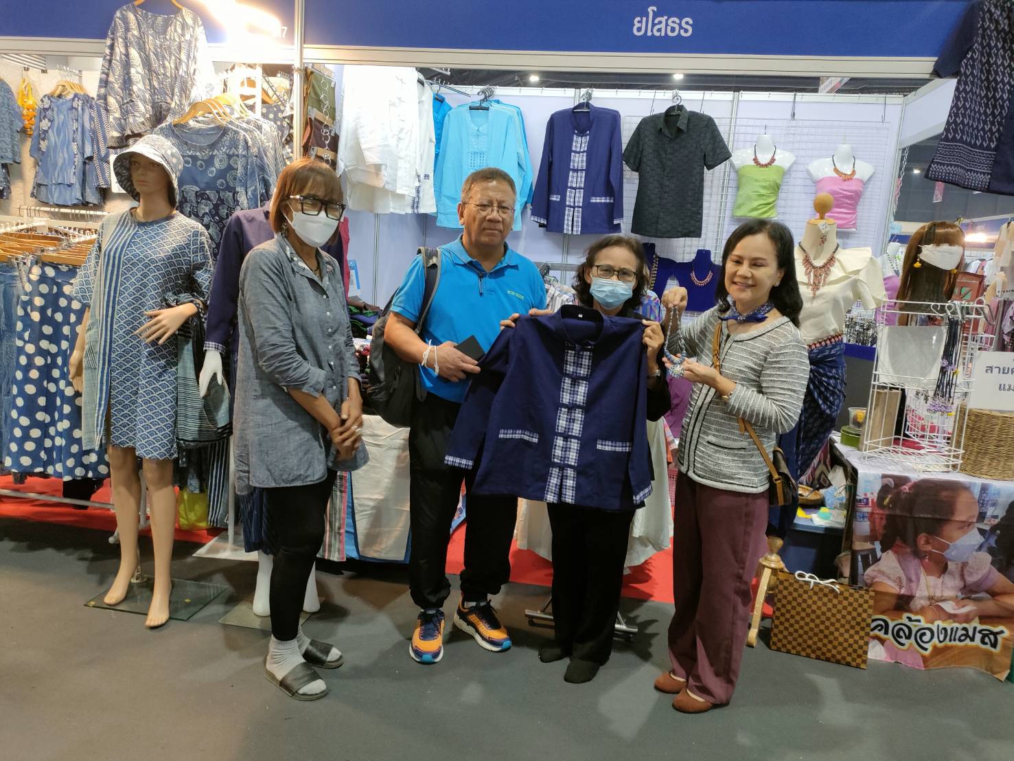 พ่อเมืองยโสธร ติดตามให้กำลังใจผู้ผลิต ผู้ประกอบการ OTOP ยโสธรที่ร่วมจำหน่ายสินค้า ในงาน OTOP City 2022 “มอบความสุขจากภูมิปัญญา ส่งต่อคุณค่าจากฝีมือคนไทย”