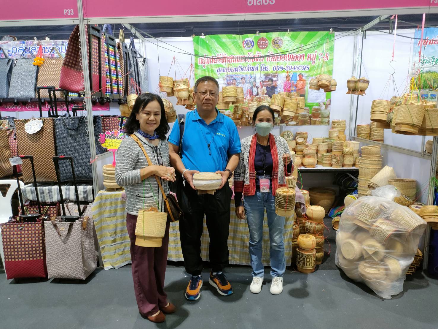 พ่อเมืองยโสธร ติดตามให้กำลังใจผู้ผลิต ผู้ประกอบการ OTOP ยโสธรที่ร่วมจำหน่ายสินค้า ในงาน OTOP City 2022 “มอบความสุขจากภูมิปัญญา ส่งต่อคุณค่าจากฝีมือคนไทย”