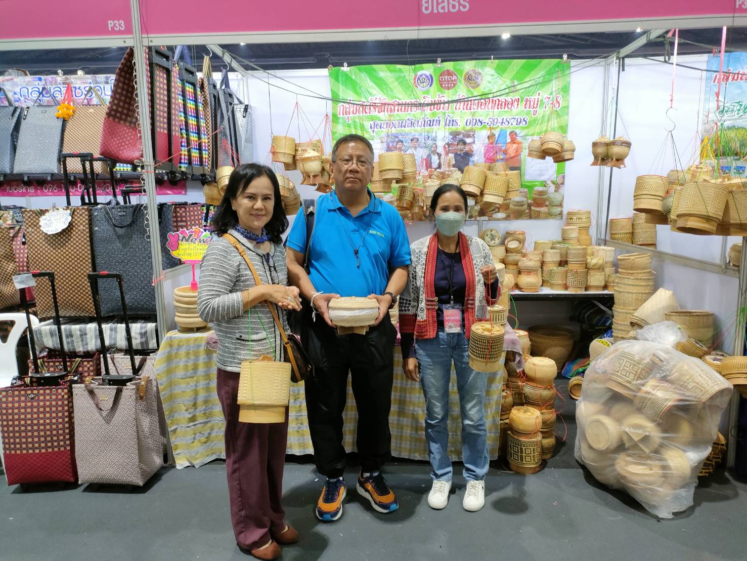 พ่อเมืองยโสธร ติดตามให้กำลังใจผู้ผลิต ผู้ประกอบการ OTOP ยโสธรที่ร่วมจำหน่ายสินค้า ในงาน OTOP City 2022 “มอบความสุขจากภูมิปัญญา ส่งต่อคุณค่าจากฝีมือคนไทย”