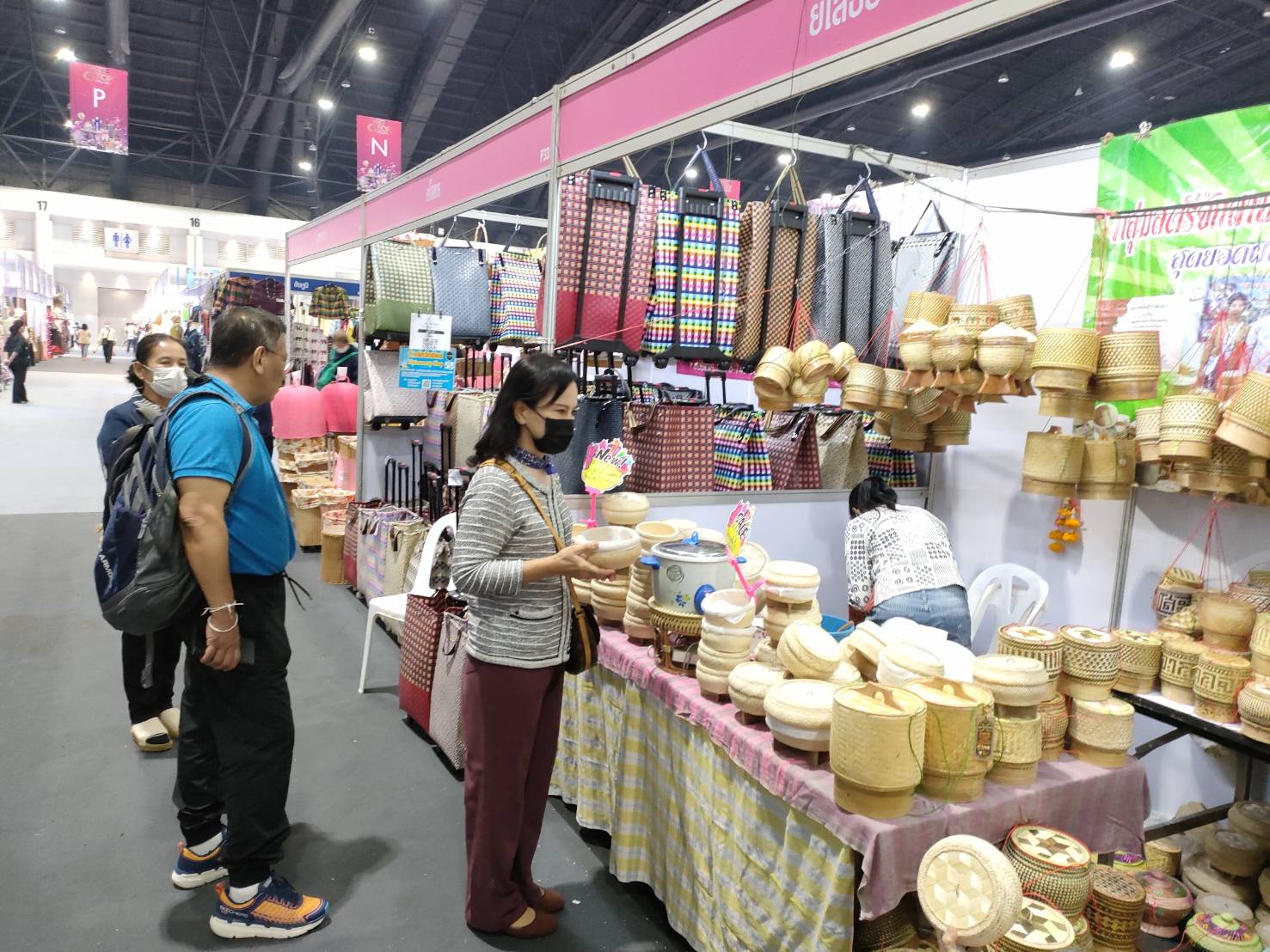 พ่อเมืองยโสธร ติดตามให้กำลังใจผู้ผลิต ผู้ประกอบการ OTOP ยโสธรที่ร่วมจำหน่ายสินค้า ในงาน OTOP City 2022 “มอบความสุขจากภูมิปัญญา ส่งต่อคุณค่าจากฝีมือคนไทย”