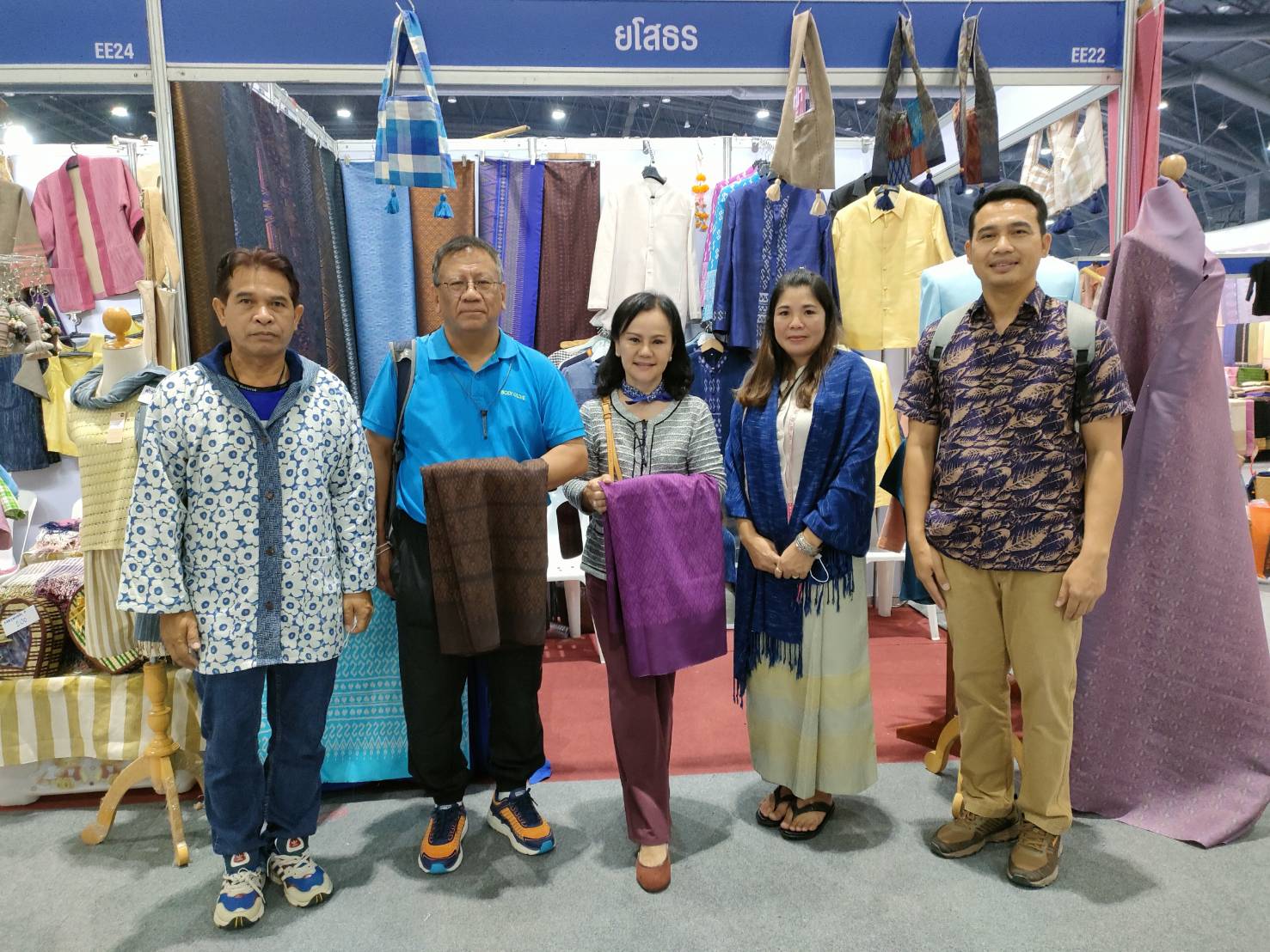 พ่อเมืองยโสธร ติดตามให้กำลังใจผู้ผลิต ผู้ประกอบการ OTOP ยโสธรที่ร่วมจำหน่ายสินค้า ในงาน OTOP City 2022 “มอบความสุขจากภูมิปัญญา ส่งต่อคุณค่าจากฝีมือคนไทย”