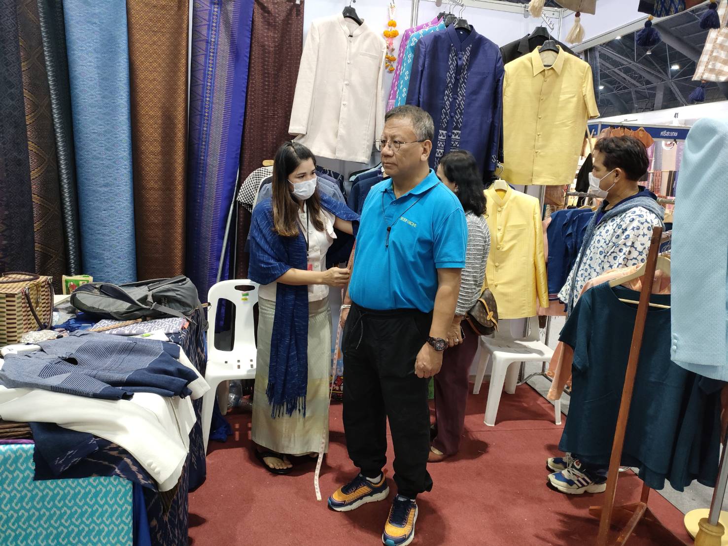 พ่อเมืองยโสธร ติดตามให้กำลังใจผู้ผลิต ผู้ประกอบการ OTOP ยโสธรที่ร่วมจำหน่ายสินค้า ในงาน OTOP City 2022 “มอบความสุขจากภูมิปัญญา ส่งต่อคุณค่าจากฝีมือคนไทย”