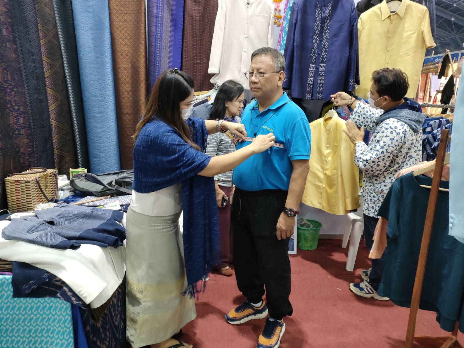 พ่อเมืองยโสธร ติดตามให้กำลังใจผู้ผลิต ผู้ประกอบการ OTOP ยโสธรที่ร่วมจำหน่ายสินค้า ในงาน OTOP City 2022 “มอบความสุขจากภูมิปัญญา ส่งต่อคุณค่าจากฝีมือคนไทย”