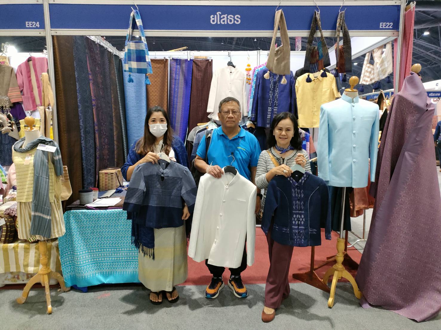 พ่อเมืองยโสธร ติดตามให้กำลังใจผู้ผลิต ผู้ประกอบการ OTOP ยโสธรที่ร่วมจำหน่ายสินค้า ในงาน OTOP City 2022 “มอบความสุขจากภูมิปัญญา ส่งต่อคุณค่าจากฝีมือคนไทย”