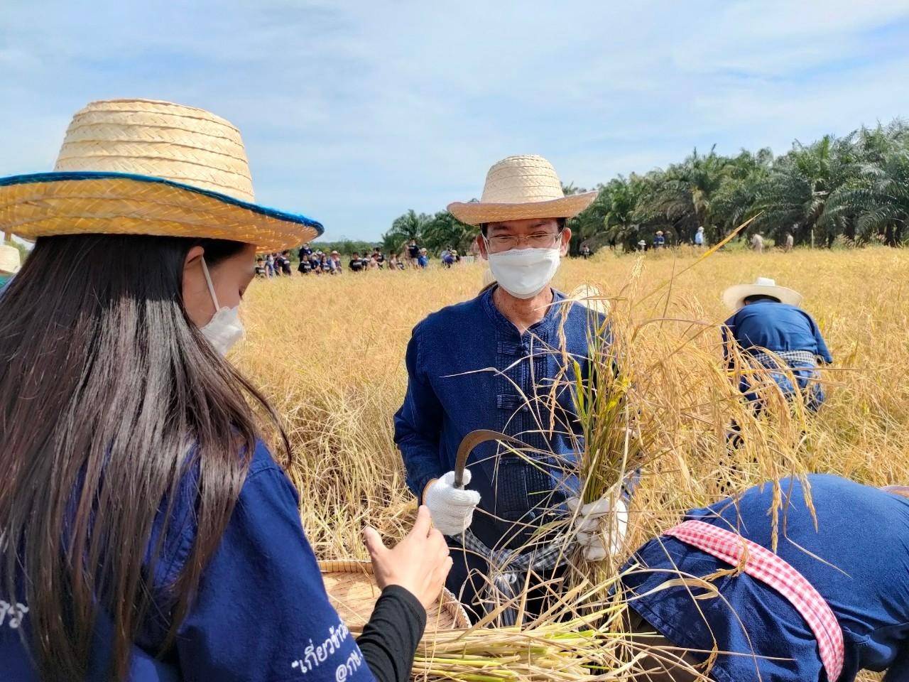 ?พช.ยโสธร ร่วมพิธีเปิดงาน “มหกรรมสินค้าเกษตรอินทรีย์วิถียโสธร 2566” สะออน 50 ปี ศรียโสธร” ครั้งที่ 11 วัน