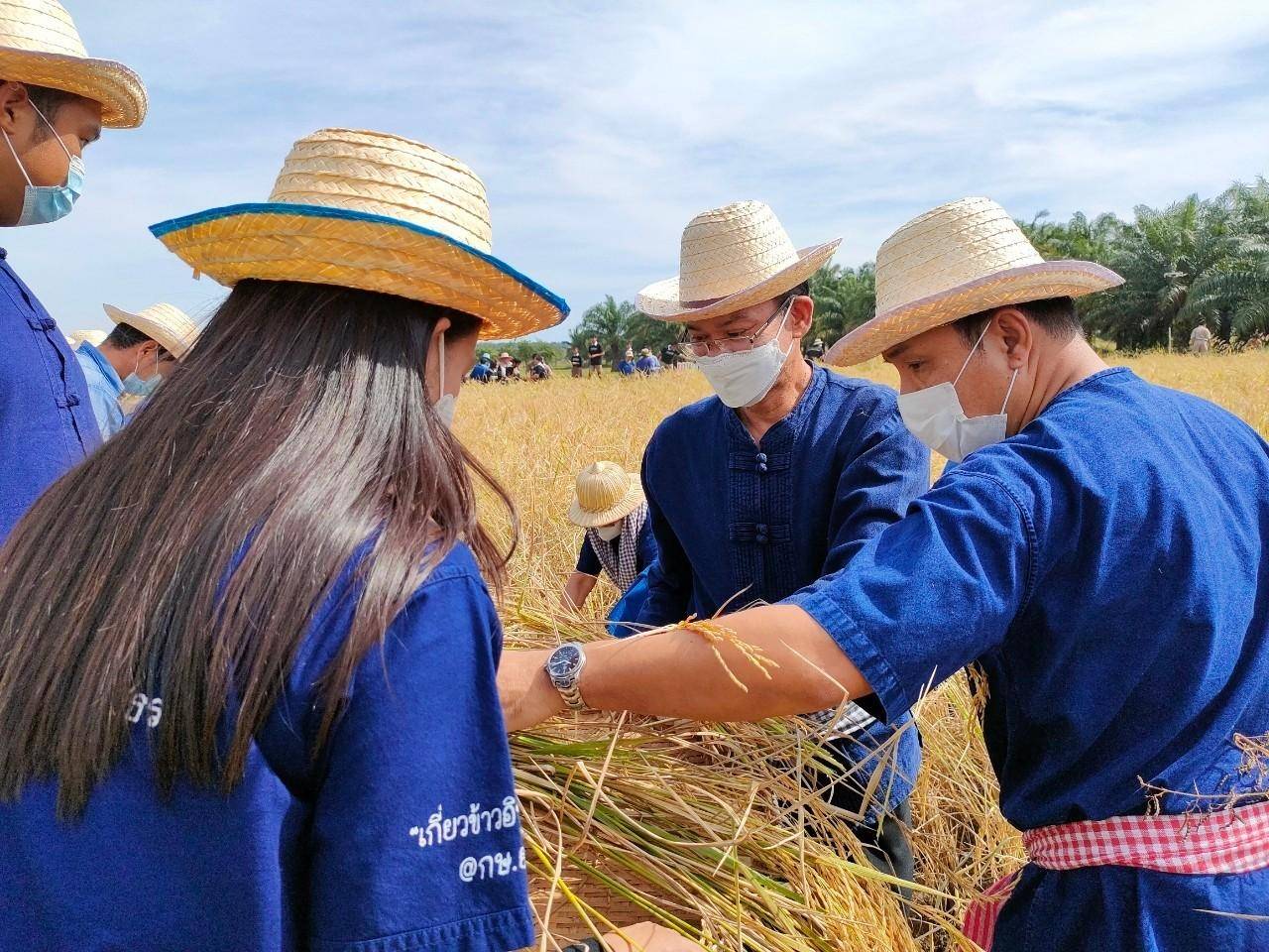 ?พช.ยโสธร ร่วมพิธีเปิดงาน “มหกรรมสินค้าเกษตรอินทรีย์วิถียโสธร 2566” สะออน 50 ปี ศรียโสธร” ครั้งที่ 11 วัน