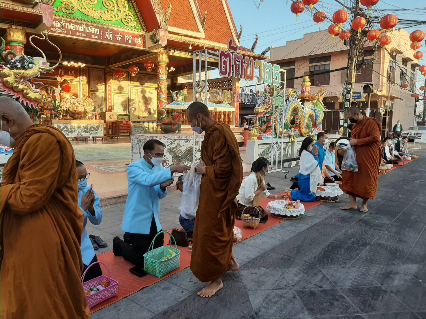 ?พช.ยโสธรร่วมทำบุญตักบาตรย้อนยุค และร่วมกันสวมใส่ผ้าไทยสีฟ้า (สีประจำจังหวัดยโสธร) ตามโครงการ “ผ้าไทยใส่ให้สนุก”