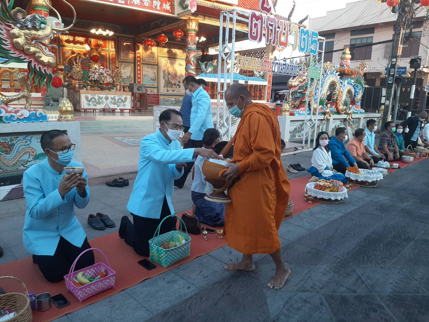 ?พช.ยโสธรร่วมทำบุญตักบาตรย้อนยุค และร่วมกันสวมใส่ผ้าไทยสีฟ้า (สีประจำจังหวัดยโสธร) ตามโครงการ “ผ้าไทยใส่ให้สนุก”