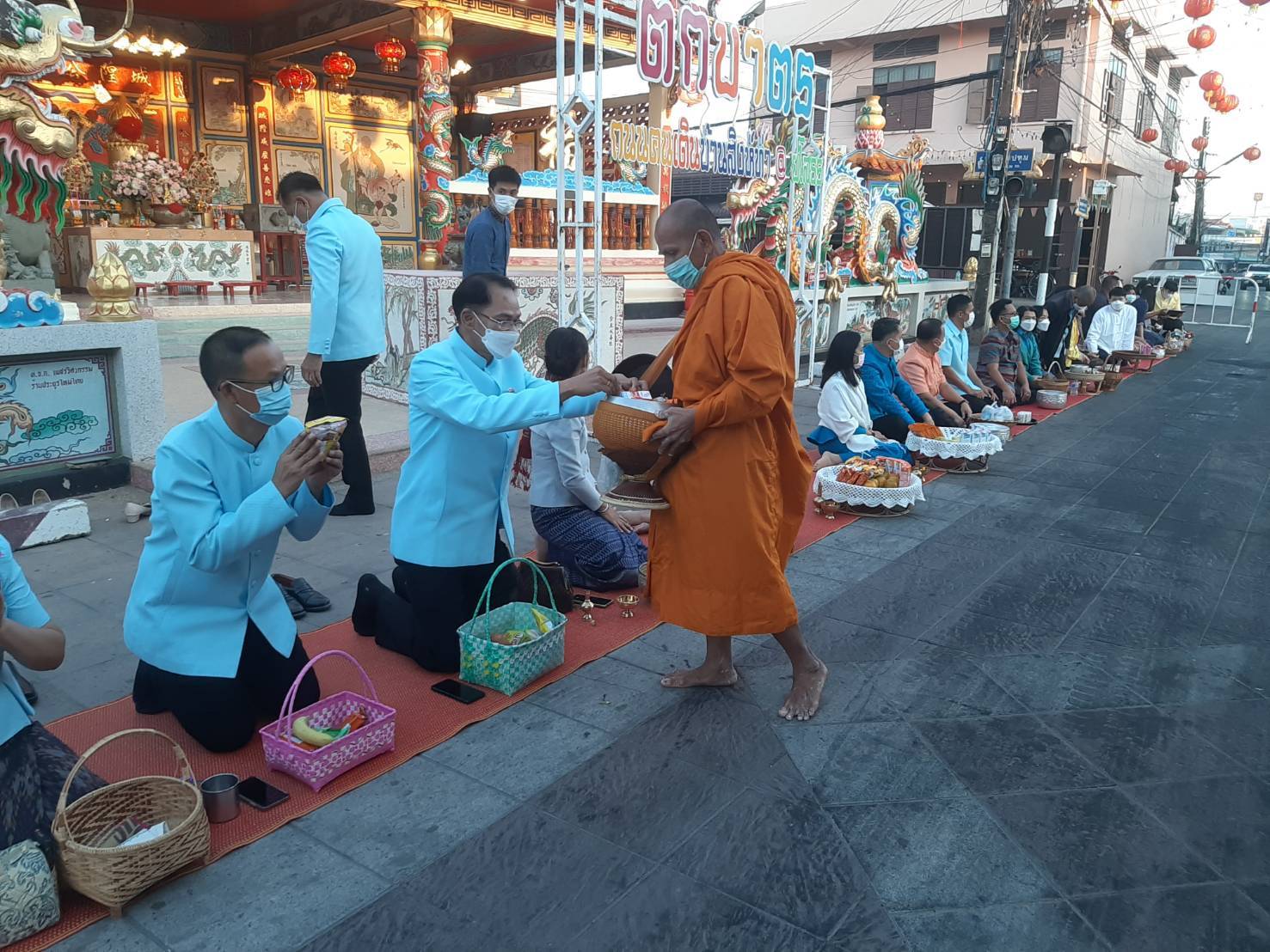 ?พช.ยโสธรร่วมทำบุญตักบาตรย้อนยุค และร่วมกันสวมใส่ผ้าไทยสีฟ้า (สีประจำจังหวัดยโสธร) ตามโครงการ “ผ้าไทยใส่ให้สนุก”